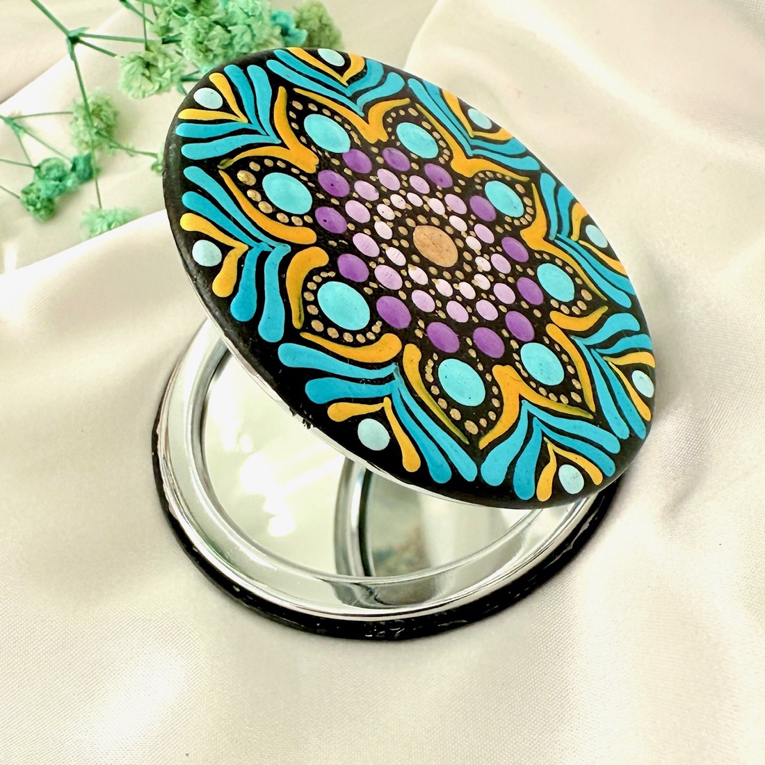 Oglinda rotunda pictata manual- mandala - baie și frumusețe - accesorii pentru îngrijirea feței - accesorii machiaj - Artynos.ro Oglinda rotunda pictata manual- mandala - baie și frumusețe - accesorii pentru îngrijirea feței - accesorii machiaj - Artynos.ro