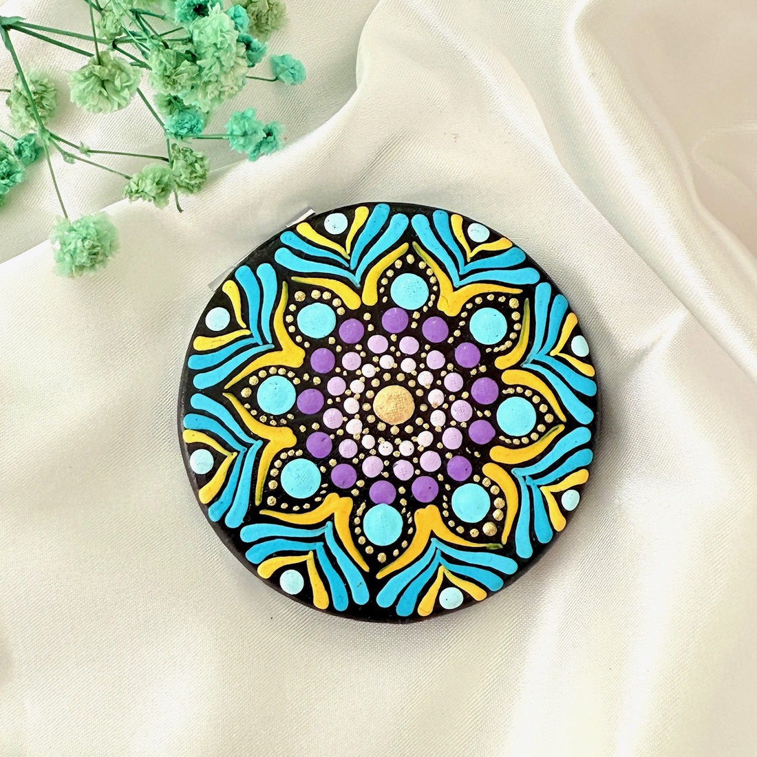 Oglinda rotunda pictata manual- mandala - baie și frumusețe - accesorii pentru îngrijirea feței - accesorii machiaj - Artynos.ro Oglinda rotunda pictata manual- mandala - baie și frumusețe - accesorii pentru îngrijirea feței - accesorii machiaj - Artynos.ro