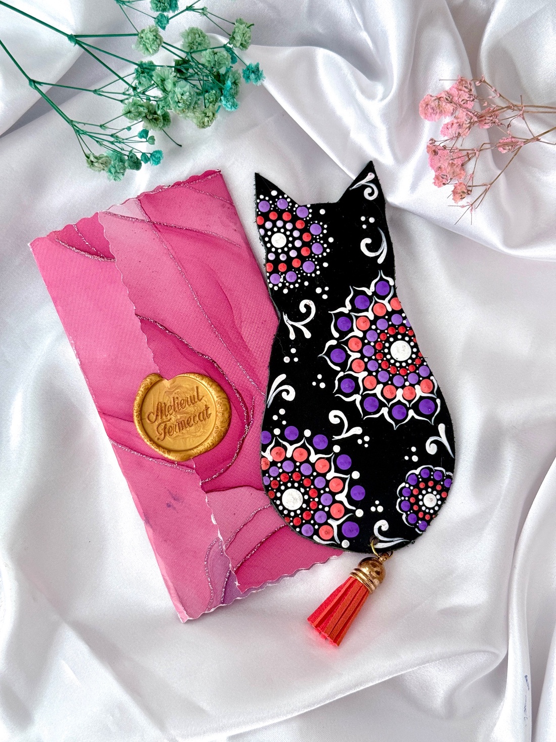 Semn de carte din piele naturala pictat in tehnica punctului - Mandala Pisicuta Kaly - cărți și creații cu tematică muzicală, cadouri - semn de carte - Artynos.ro