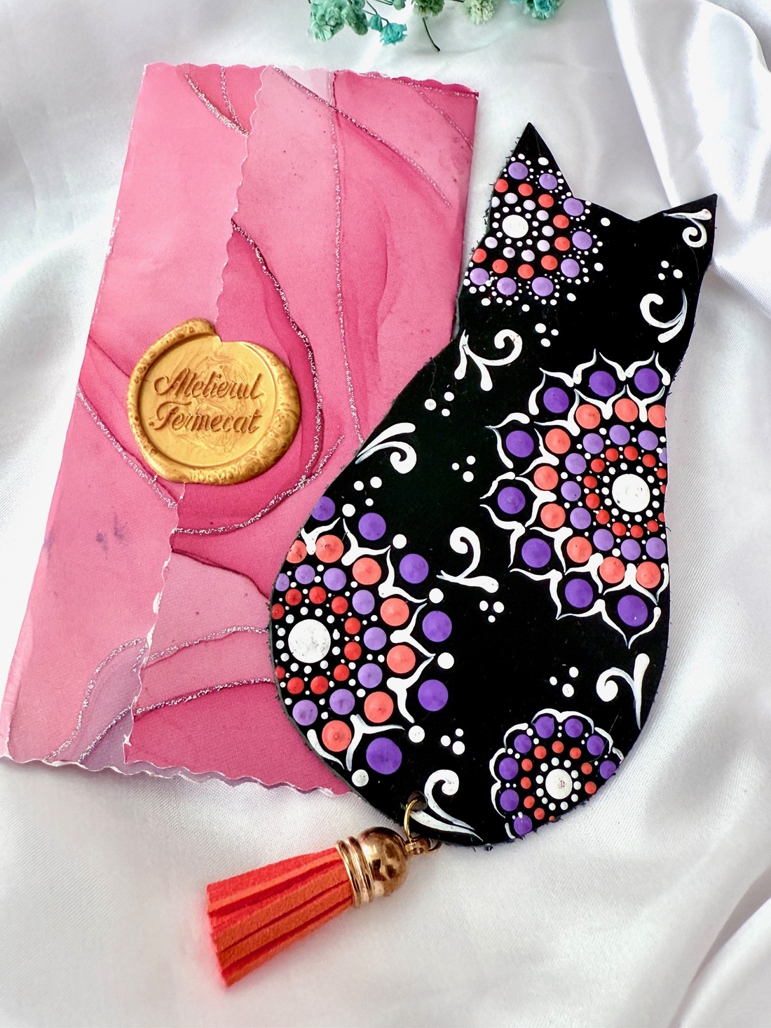 Semn de carte din piele naturala pictat in tehnica punctului - Mandala Pisicuta Kaly - cărți și creații cu tematică muzicală, cadouri - semn de carte - Artynos.ro