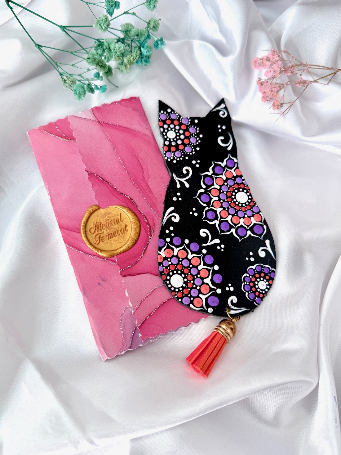 Semn de carte din piele naturala pictat in tehnica punctului - Mandala Pisicuta Kaly - cărți și creații cu tematică muzicală, cadouri - semn de carte - Artynos.ro