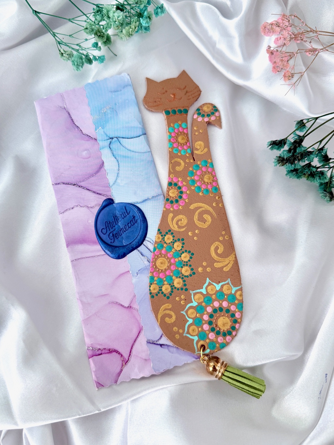 Semn de carte din piele naturala pictat manual Kitty Cat - cărți și creații cu tematică muzicală, cadouri - semn de carte - Artynos.ro