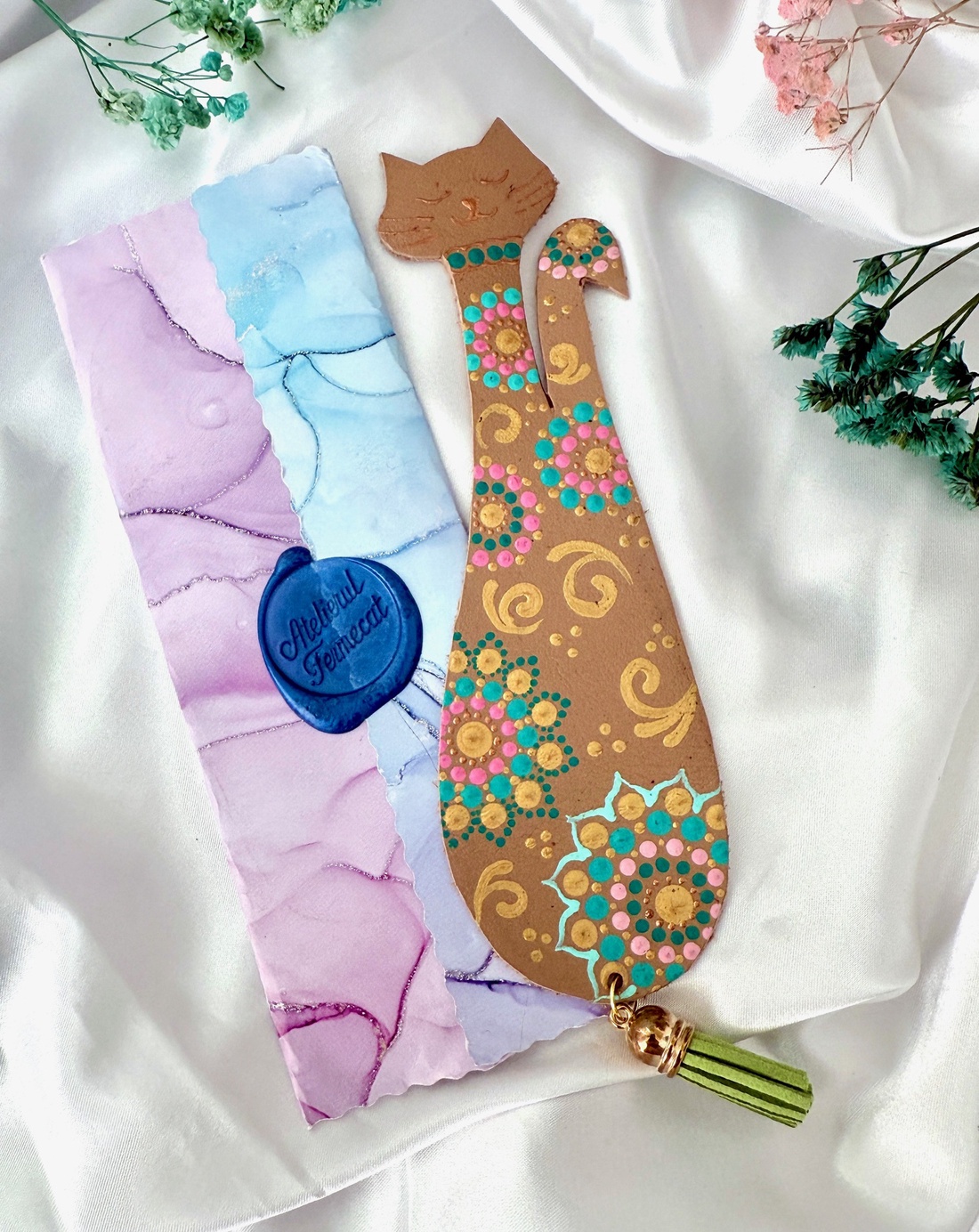 Semn de carte din piele naturala pictat manual Kitty Cat - cărți și creații cu tematică muzicală, cadouri - semn de carte - Artynos.ro