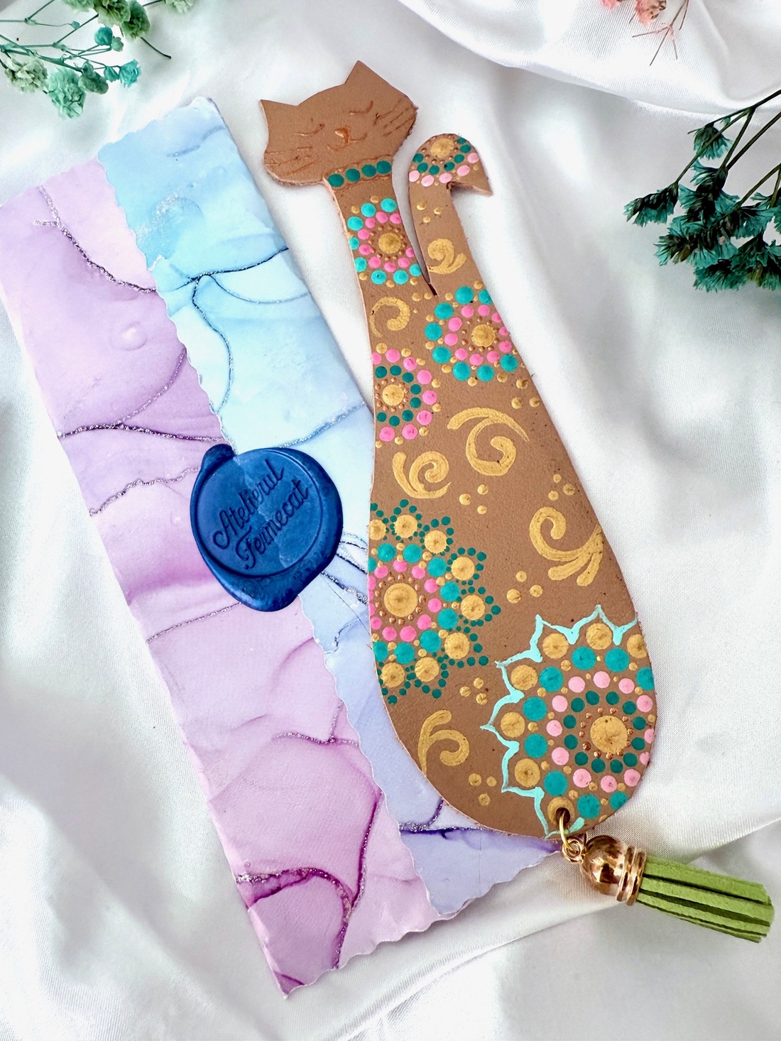 Semn de carte din piele naturala pictat manual Kitty Cat - cărți și creații cu tematică muzicală, cadouri - semn de carte - Artynos.ro