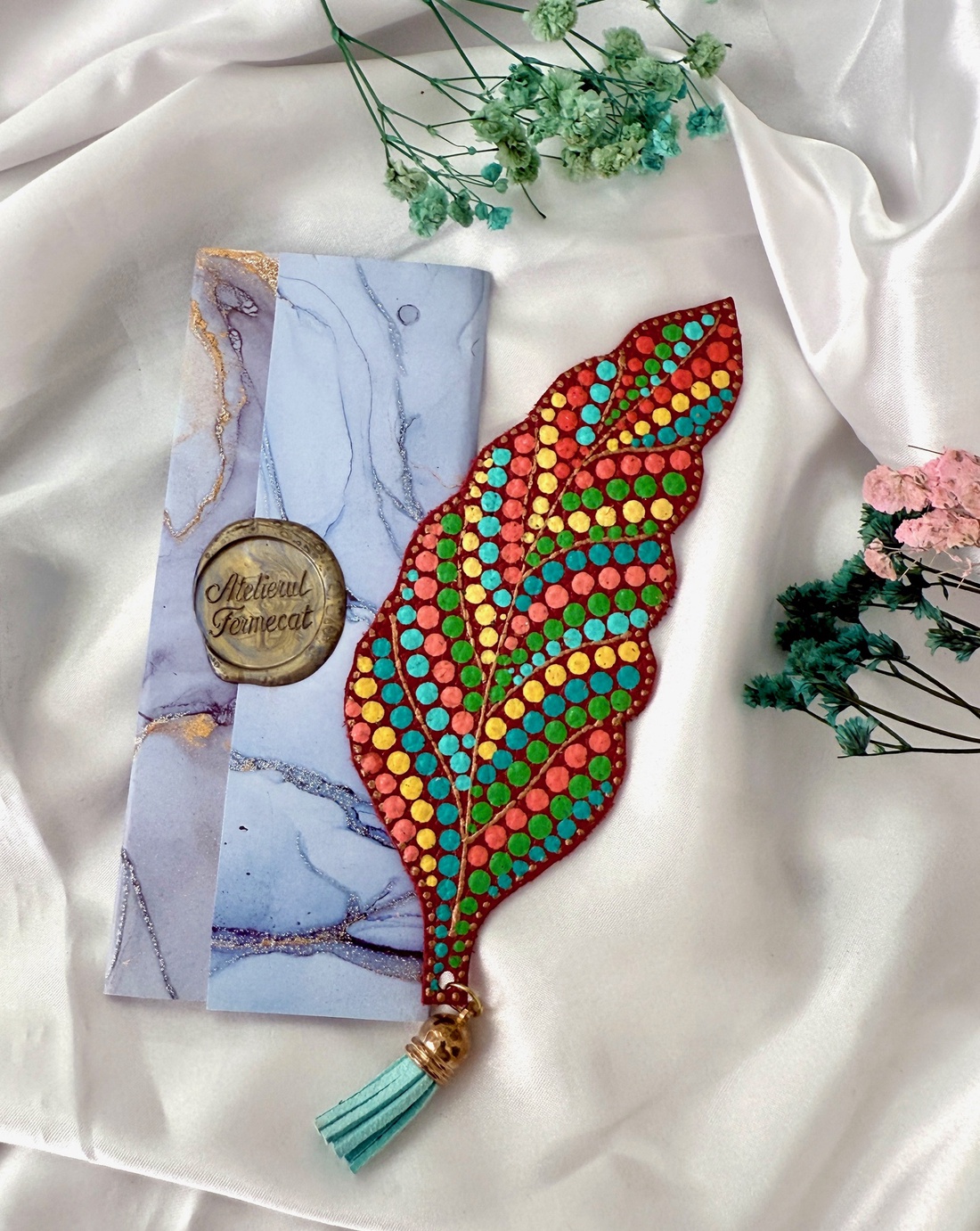 Semn de carte din piele pictat manual Frunza - cărți și creații cu tematică muzicală, cadouri - semn de carte - Artynos.ro