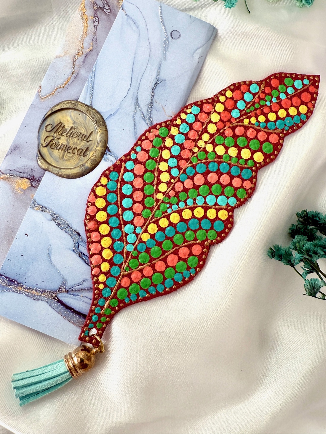 Semn de carte din piele pictat manual Frunza - cărți și creații cu tematică muzicală, cadouri - semn de carte - Artynos.ro