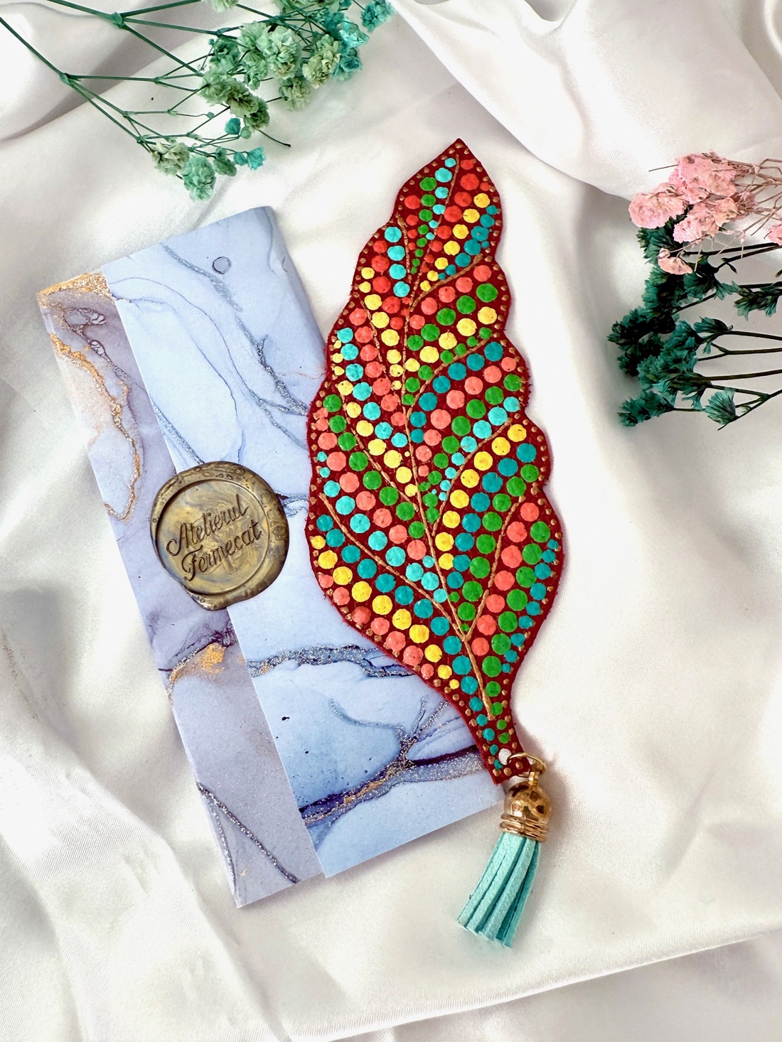 Semn de carte din piele pictat manual Frunza - cărți și creații cu tematică muzicală, cadouri - semn de carte - Artynos.ro