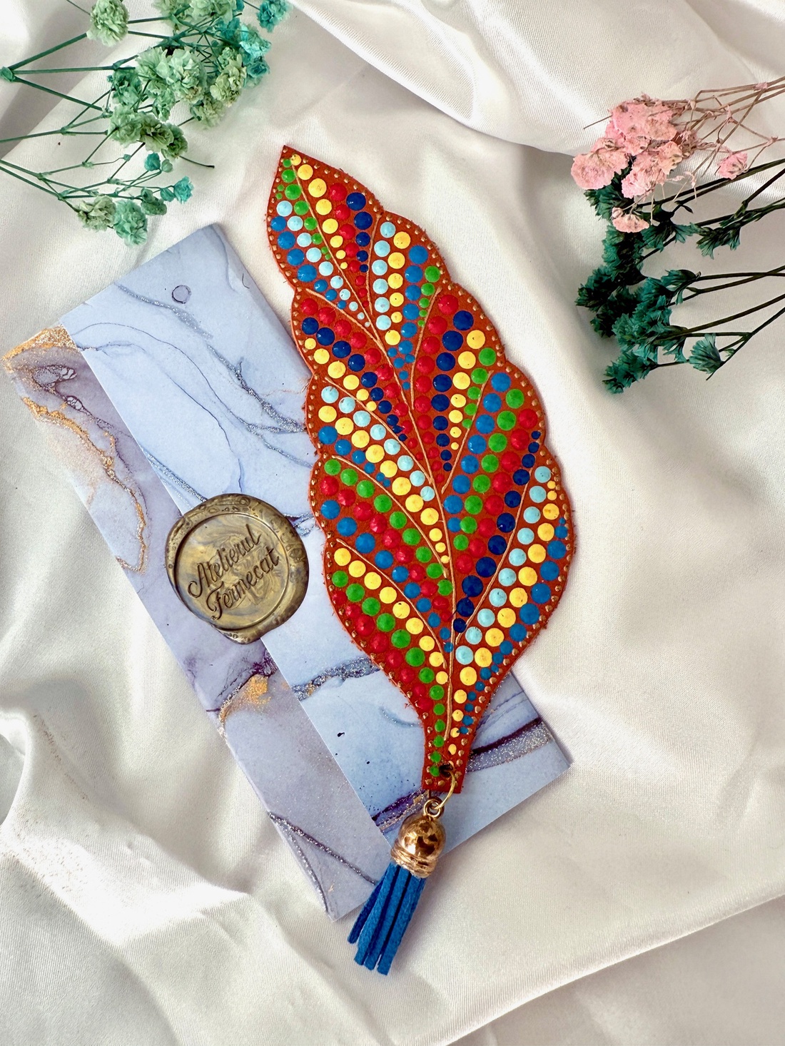 Semn de carte din piele naturala, pictat manual Leaf - cărți și creații cu tematică muzicală, cadouri - semn de carte - Artynos.ro