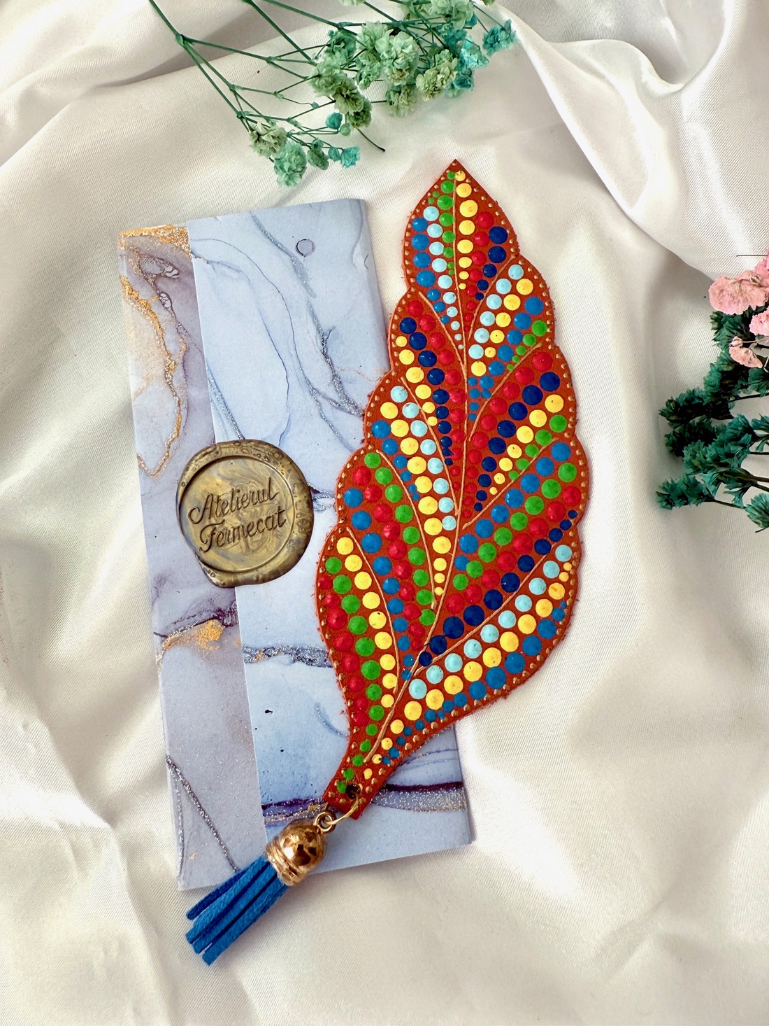 Semn de carte din piele naturala, pictat manual Leaf - cărți și creații cu tematică muzicală, cadouri - semn de carte - Artynos.ro