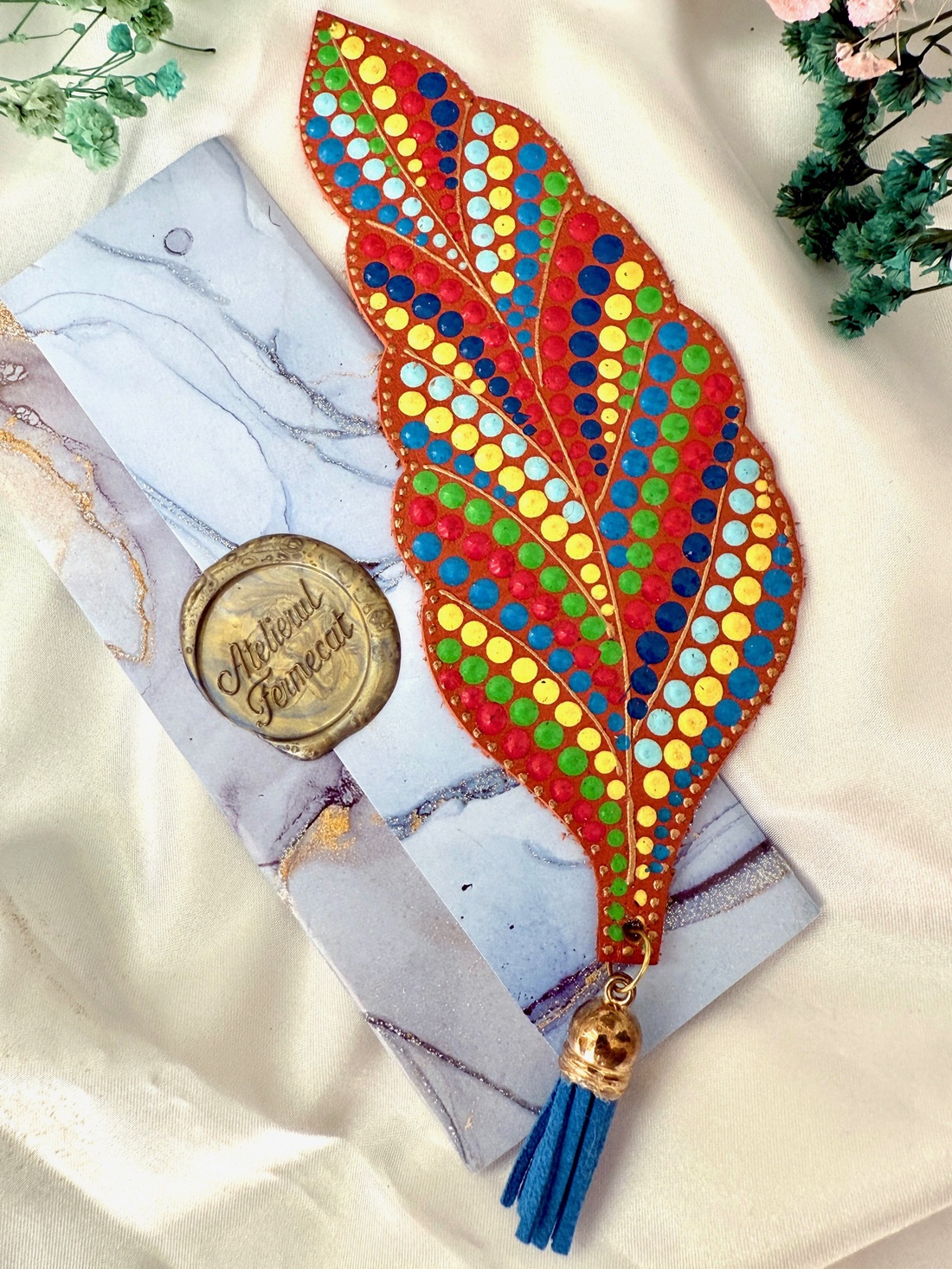 Semn de carte din piele naturala, pictat manual Leaf - cărți și creații cu tematică muzicală, cadouri - semn de carte - Artynos.ro