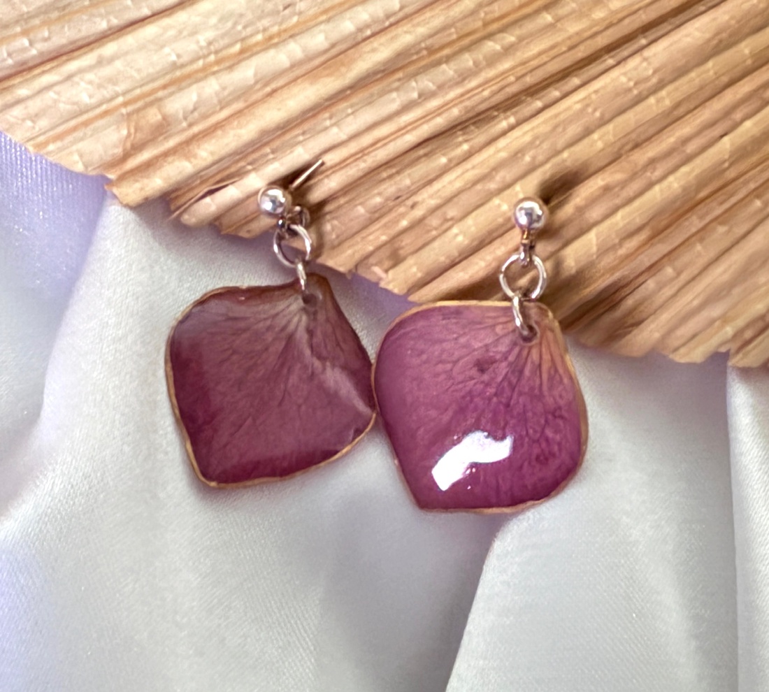 Cercei argint din rasina si si petale naturale de Hortensie  - bijuterii - cercei - cercei din rășină - Artynos.ro