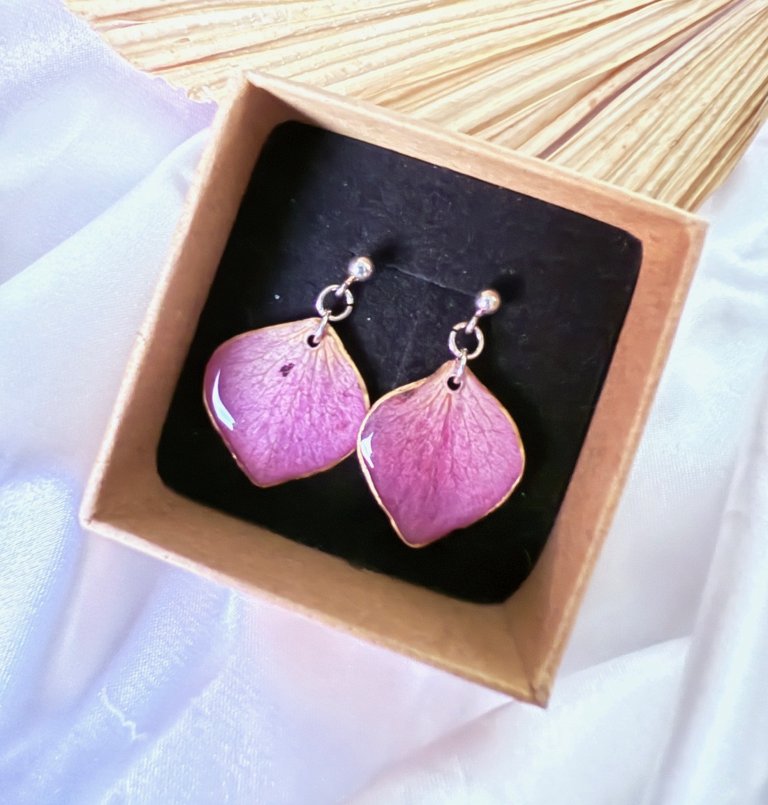 Cercei argint din rasina si si petale naturale de Hortensie  - bijuterii - cercei - cercei din rășină - Artynos.ro