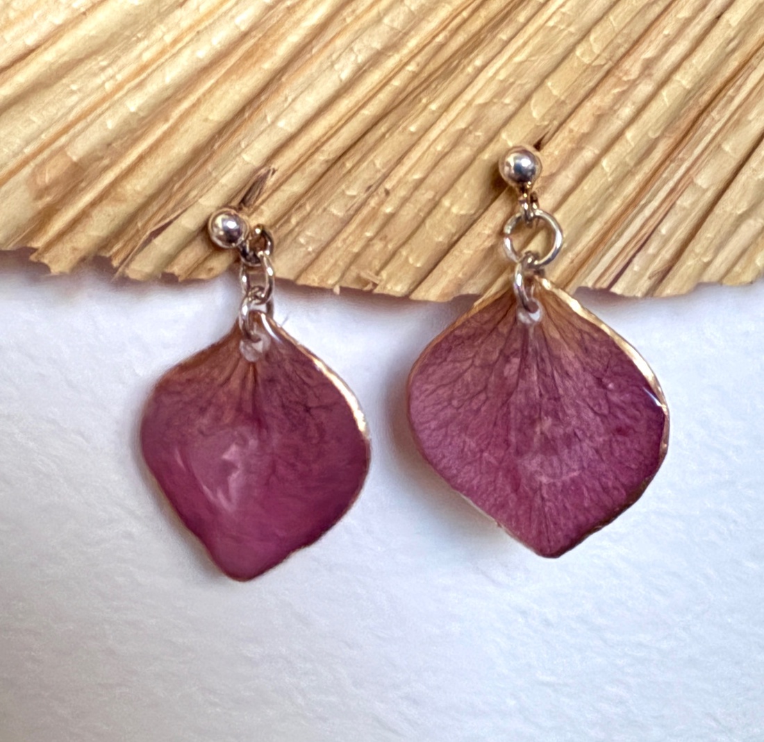 Cercei argint din rasina si si petale naturale de Hortensie  - bijuterii - cercei - cercei din rășină - Artynos.ro