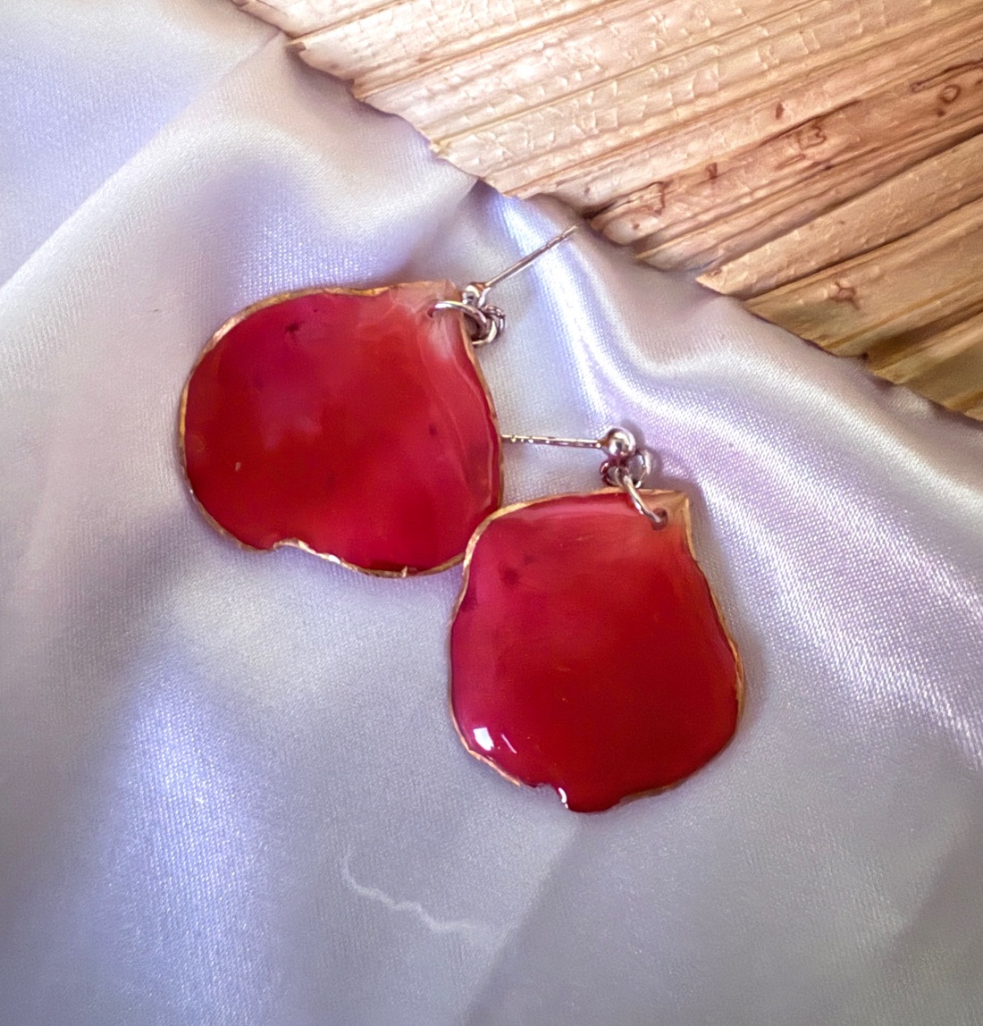 Cercei argint 925 din rasina si petale naturale de trandafir - bijuterii - cercei - cercei din rășină - Artynos.ro