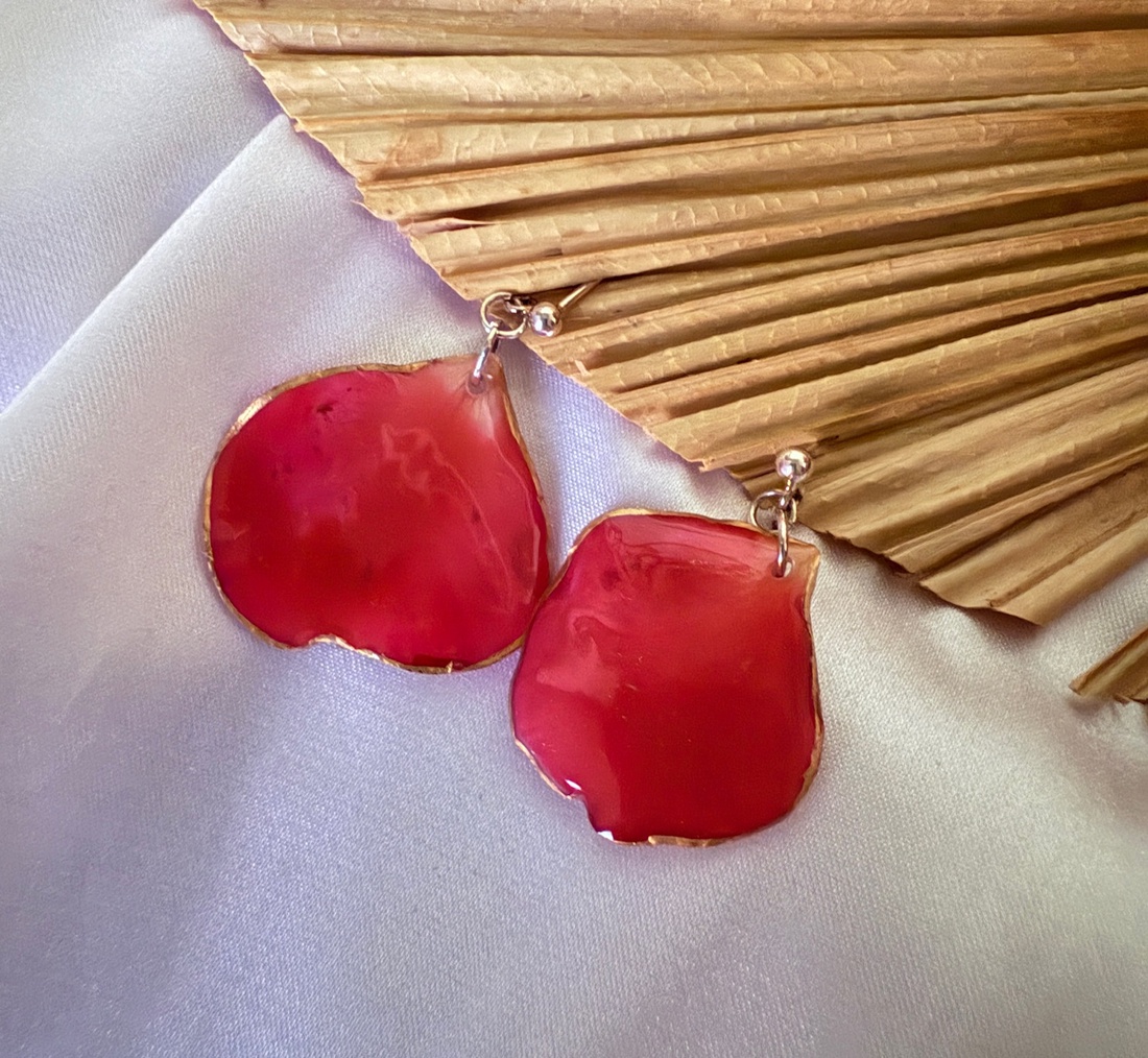 Cercei argint 925 din rasina si petale naturale de trandafir - bijuterii - cercei - cercei din rășină - Artynos.ro