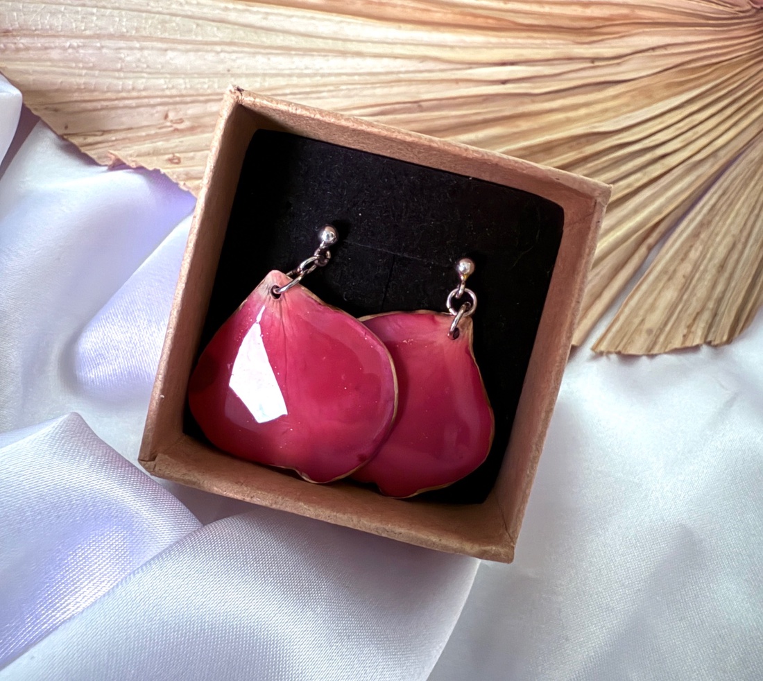 Cercei argint 925 din rasina si petale naturale de trandafir - bijuterii - cercei - cercei din rășină - Artynos.ro