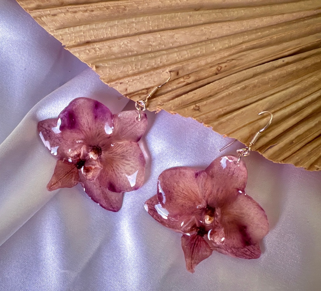 Cercei din argint 925 cu orhidee naturale în rășină - bijuterii - cercei - cercei din rășină - Artynos.ro