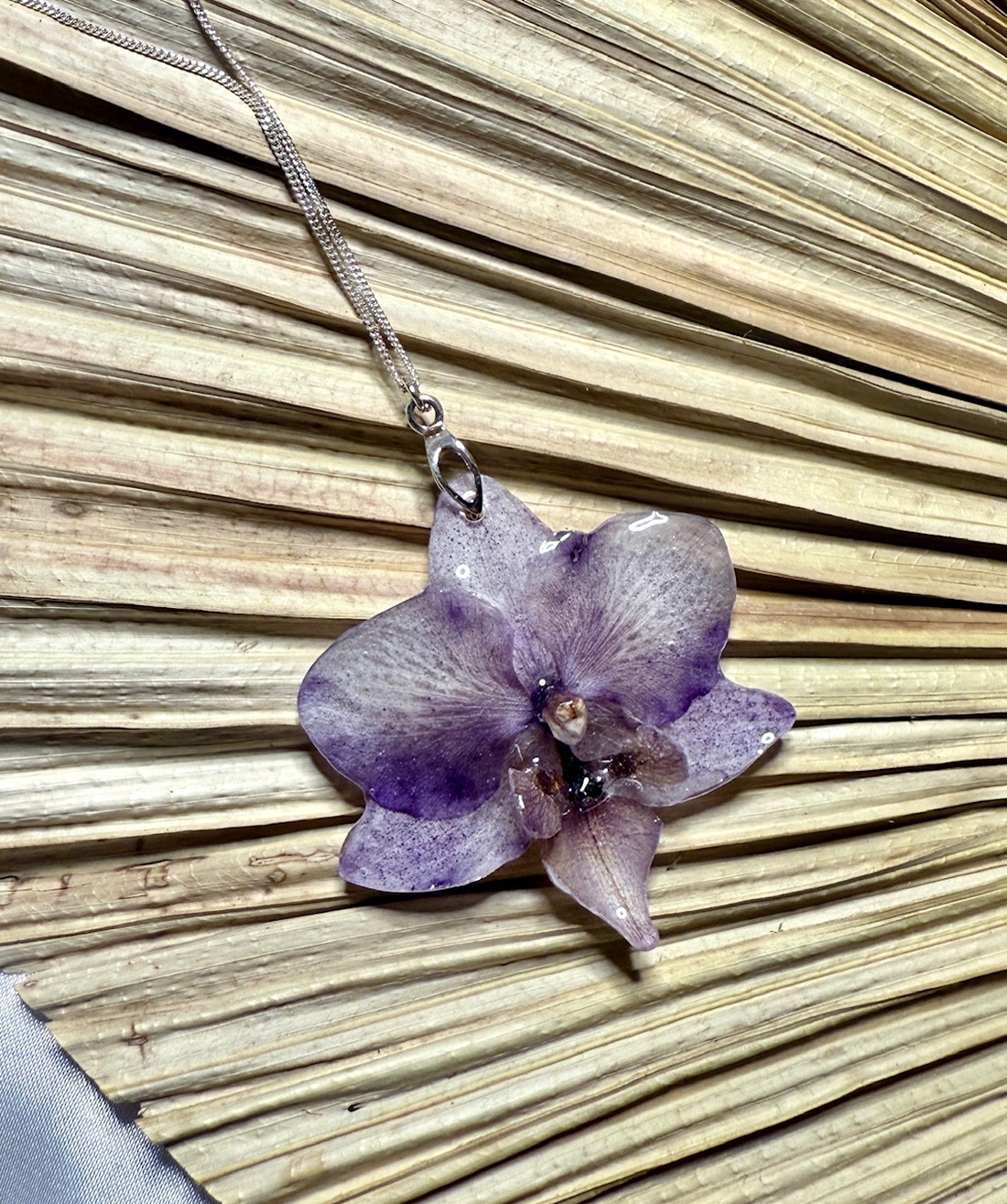 Pandantiv din argint si floare naturala orhidee in rasina - bijuterii - coliere - pandative - Artynos.ro Pandantiv din argint si floare naturala orhidee in rasina - bijuterii - coliere - pandative - Artynos.ro