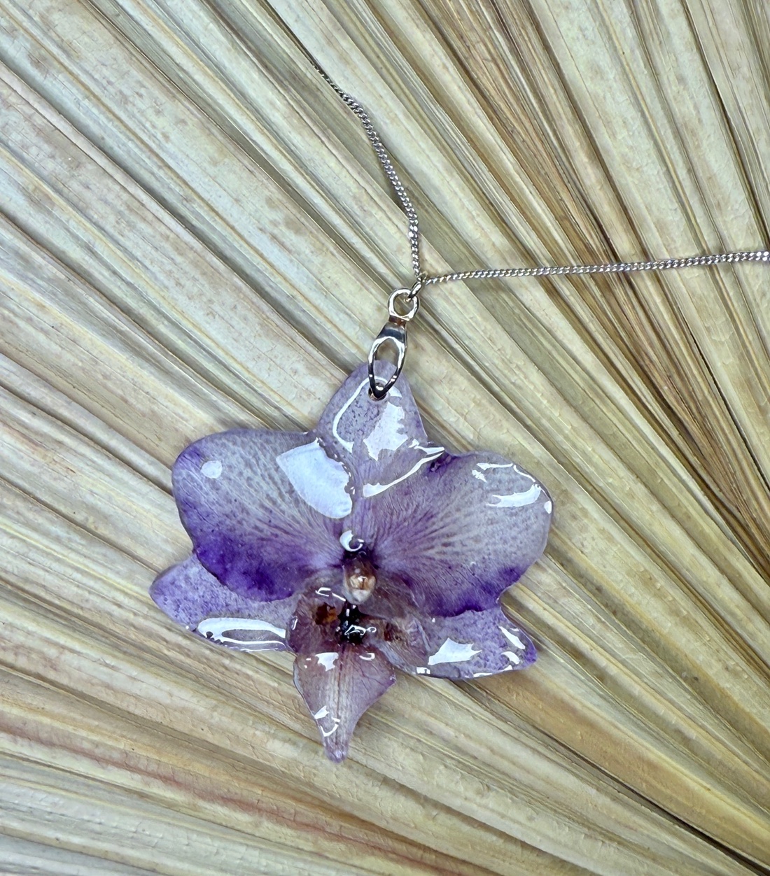 Pandantiv din argint si floare naturala orhidee in rasina - bijuterii - coliere - pandative - Artynos.ro Pandantiv din argint si floare naturala orhidee in rasina - bijuterii - coliere - pandative - Artynos.ro