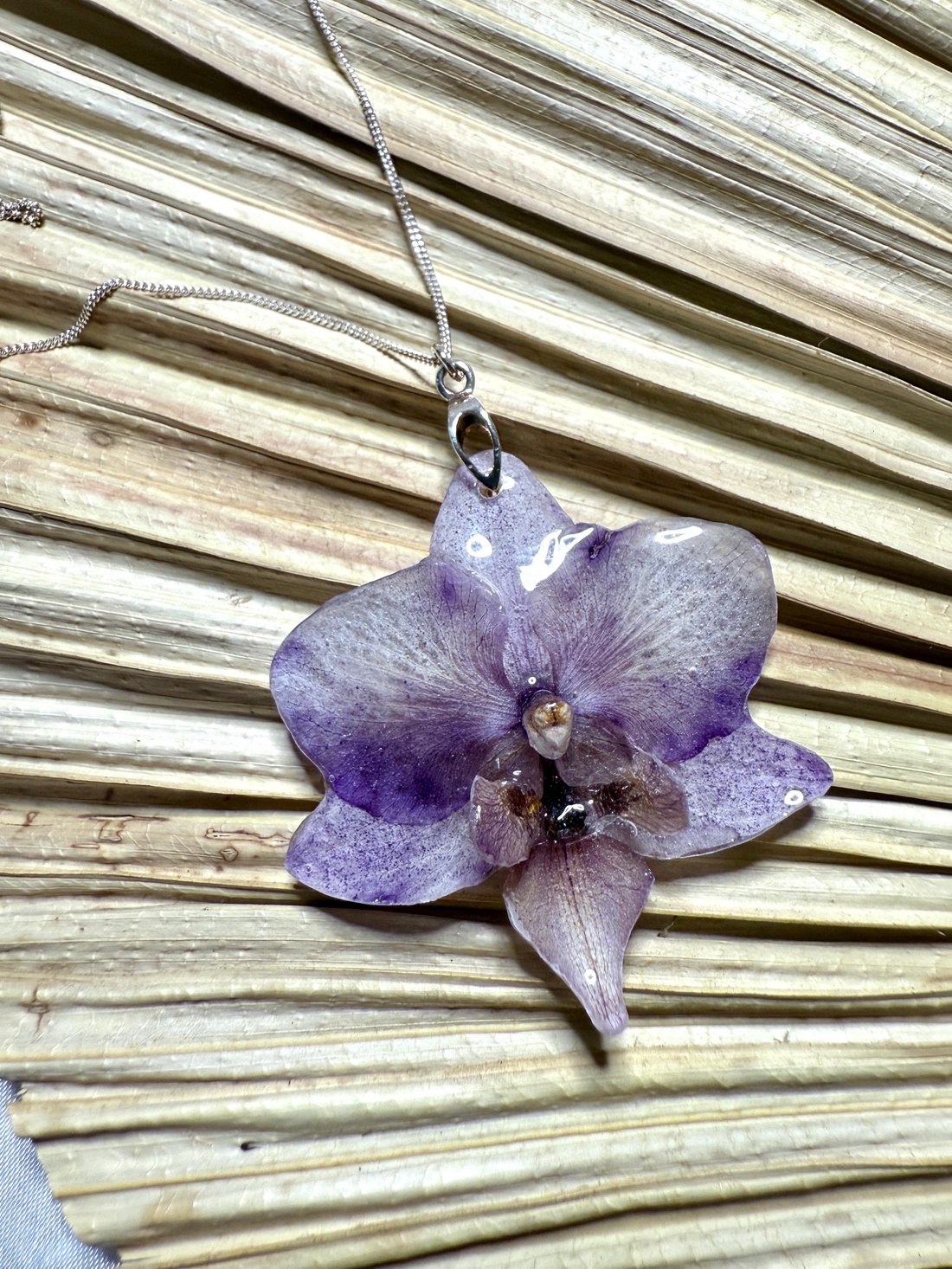 Pandantiv din argint si floare naturala orhidee in rasina - bijuterii - coliere - pandative - Artynos.ro Pandantiv din argint si floare naturala orhidee in rasina - bijuterii - coliere - pandative - Artynos.ro