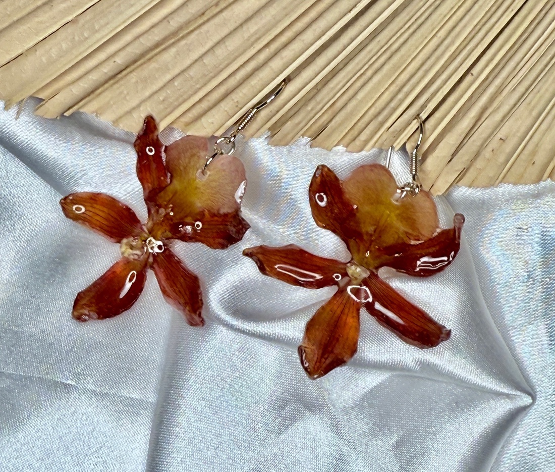 Cercei orhidee Cambria cu montura argint 925. - bijuterii - cercei din rășină - Artynos.ro Cercei orhidee Cambria cu montura argint 925. - bijuterii - cercei din rășină - Artynos.ro