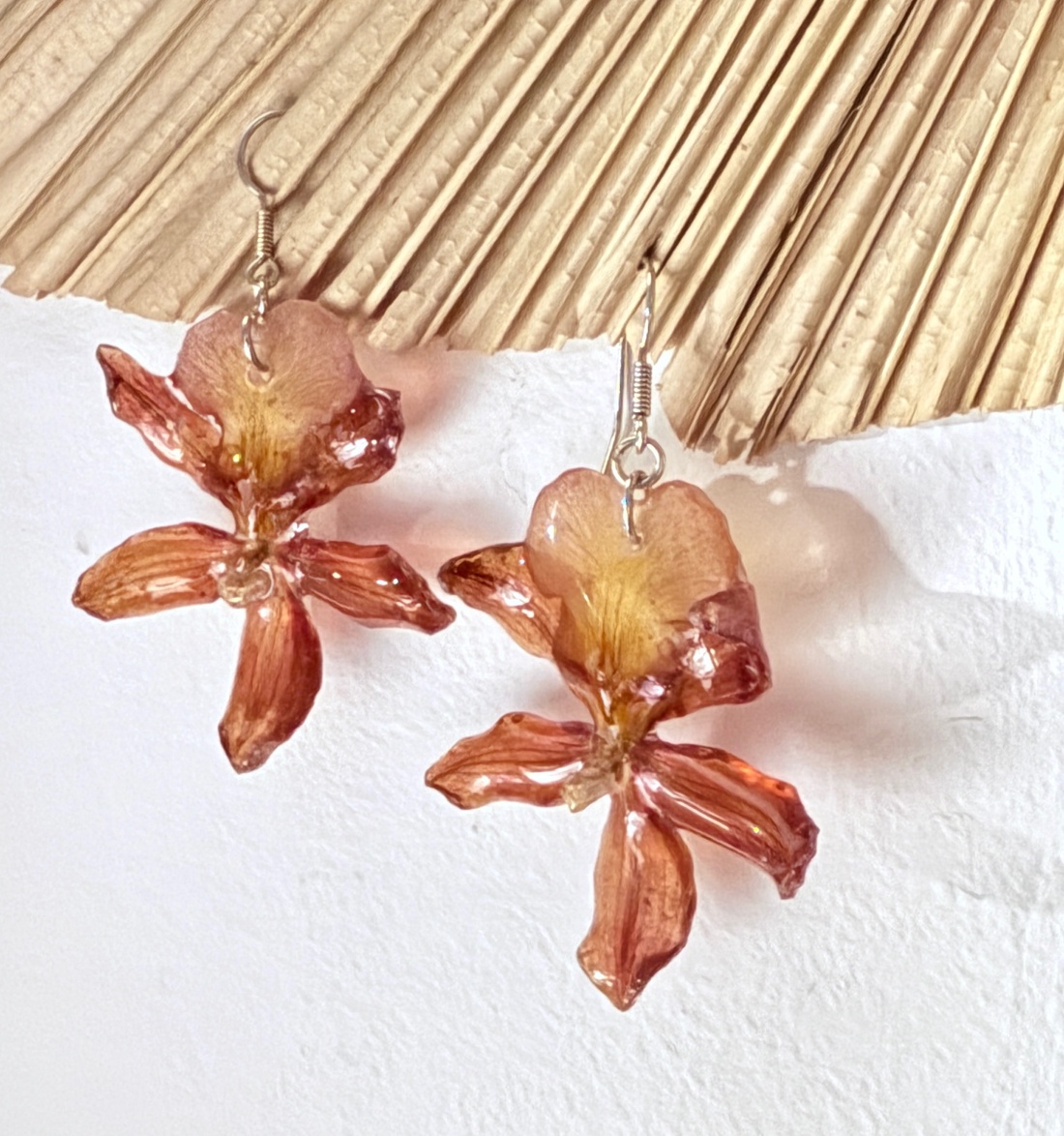 Cercei orhidee Cambria cu montura argint 925. - bijuterii - cercei din rășină - Artynos.ro Cercei orhidee Cambria cu montura argint 925. - bijuterii - cercei din rășină - Artynos.ro