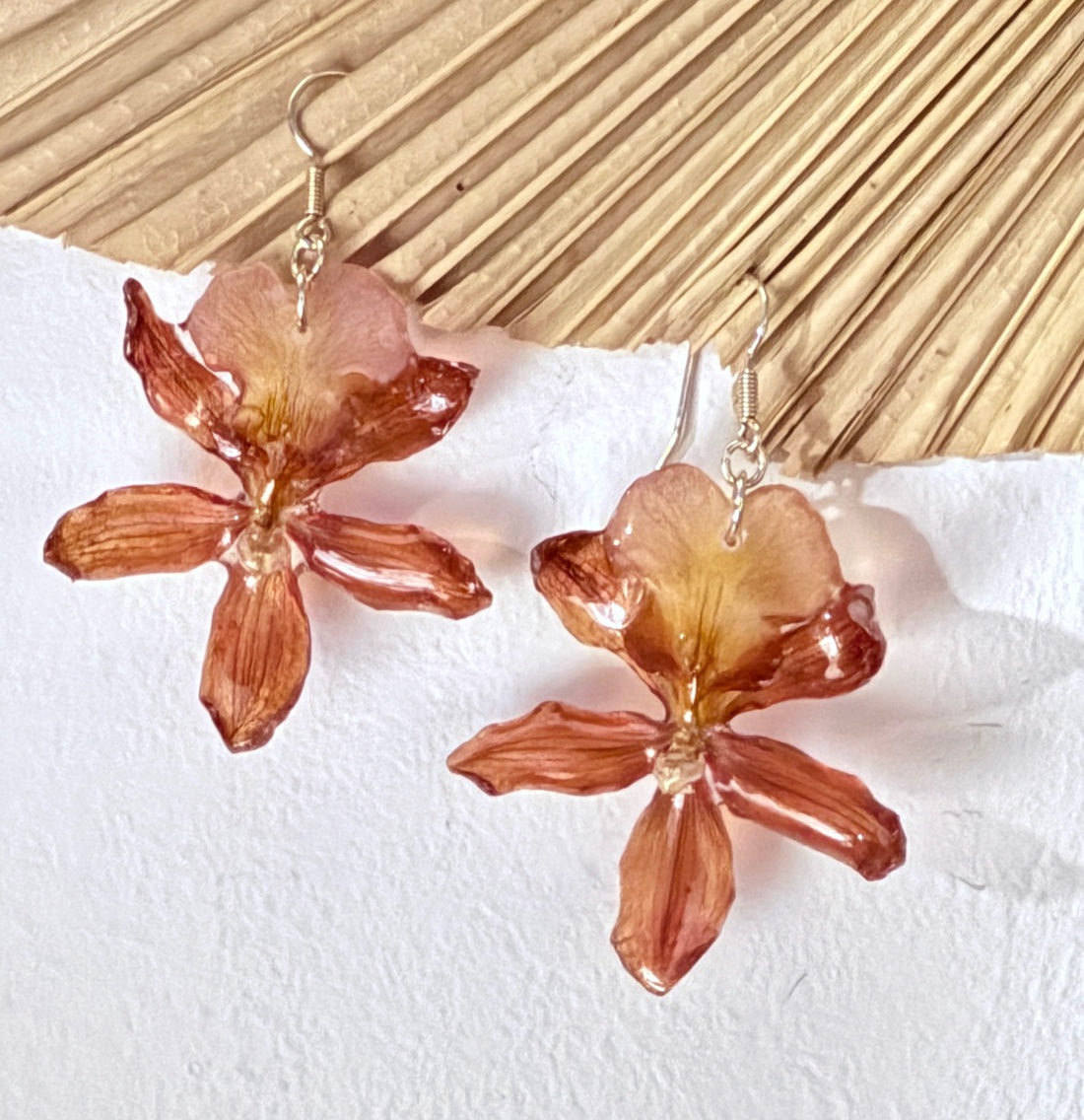 Cercei orhidee Cambria cu montura argint 925. - bijuterii - cercei din rășină - Artynos.ro Cercei orhidee Cambria cu montura argint 925. - bijuterii - cercei din rășină - Artynos.ro