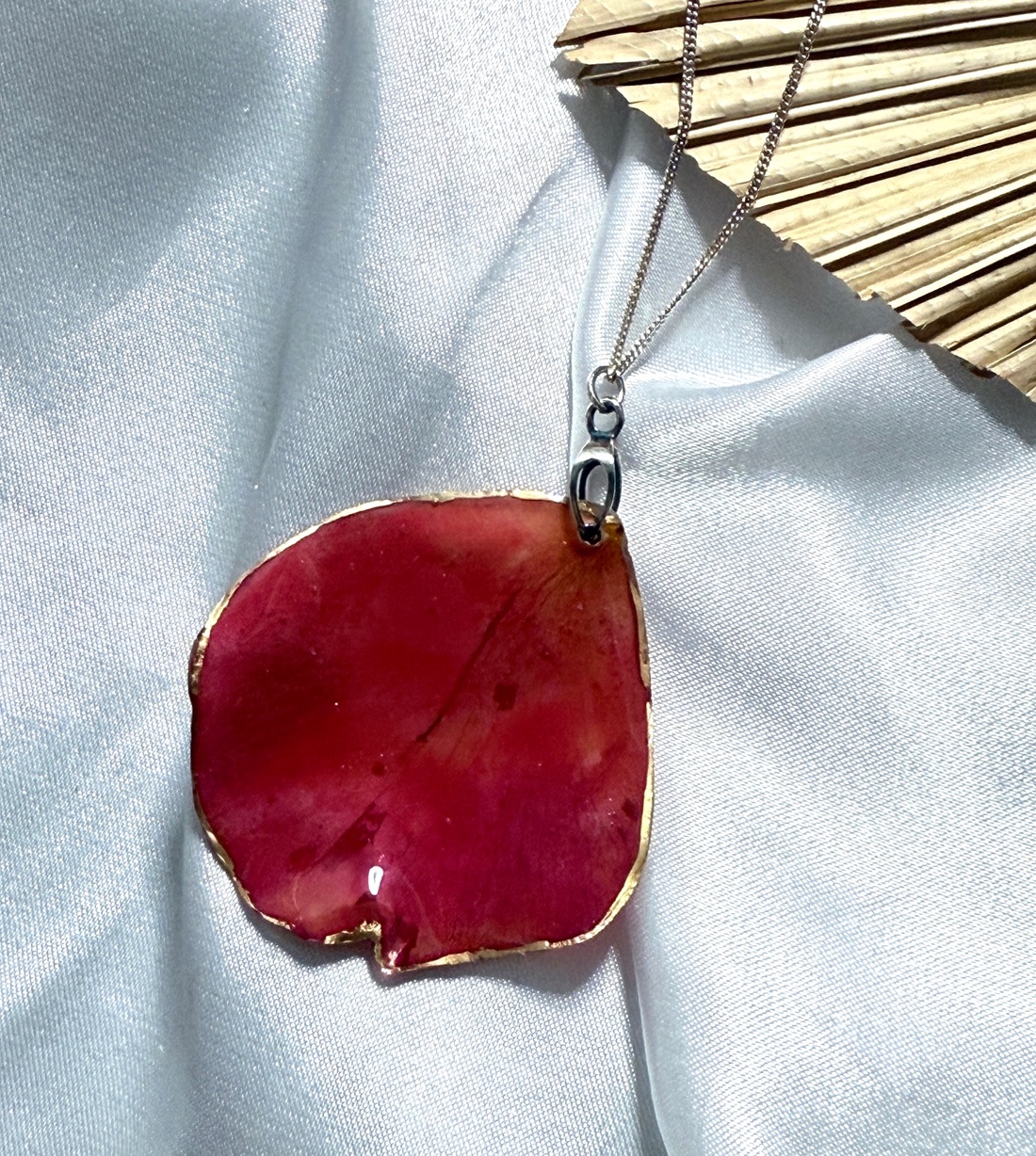 Pandantiv petala de trandafir cu montura argint 925 - bijuterii - coliere - pandative - Artynos.ro Pandantiv petala de trandafir cu montura argint 925 - bijuterii - coliere - pandative - Artynos.ro