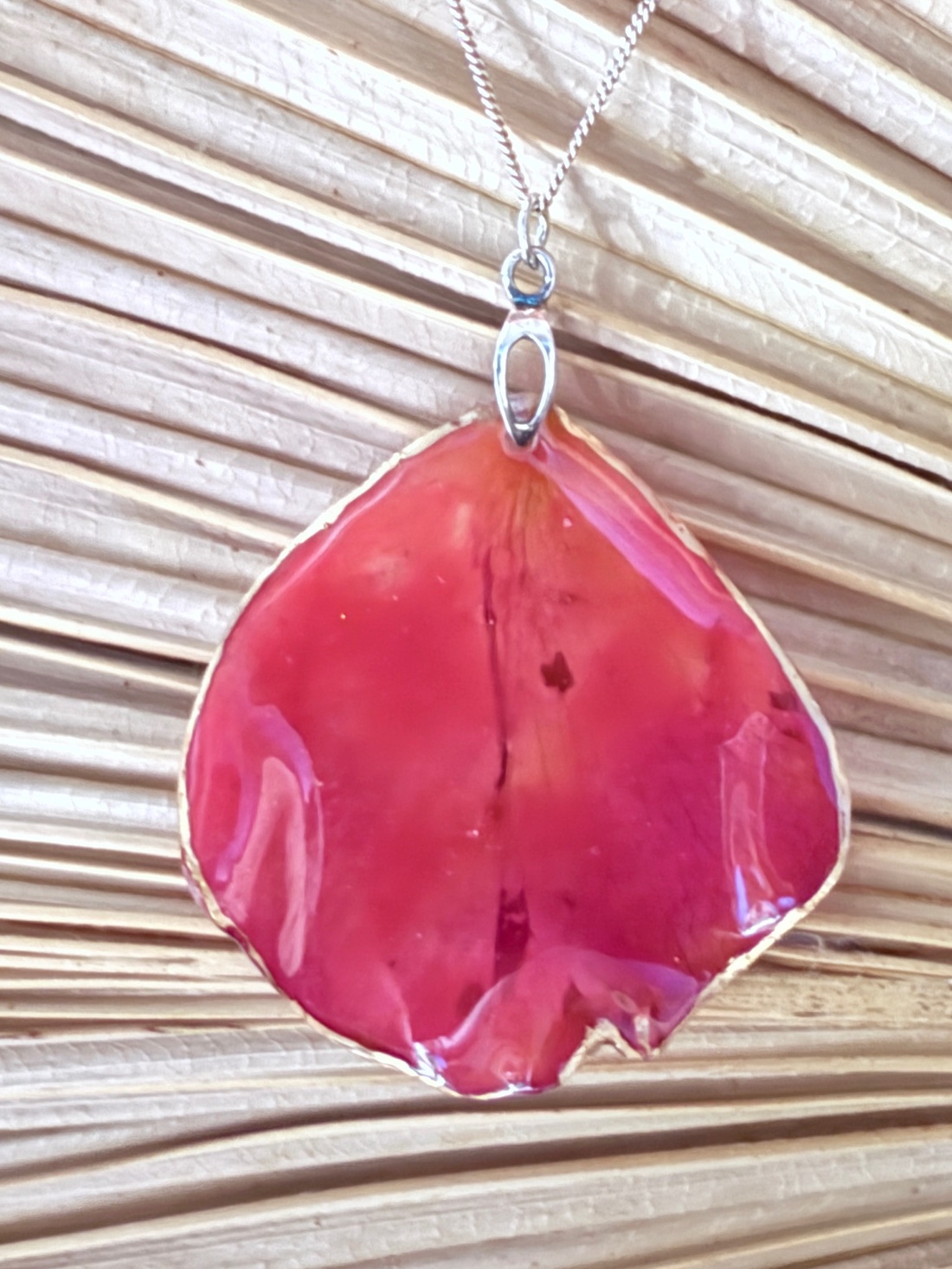 Pandantiv petala de trandafir cu montura argint 925 - bijuterii - coliere - pandative - Artynos.ro Pandantiv petala de trandafir cu montura argint 925 - bijuterii - coliere - pandative - Artynos.ro