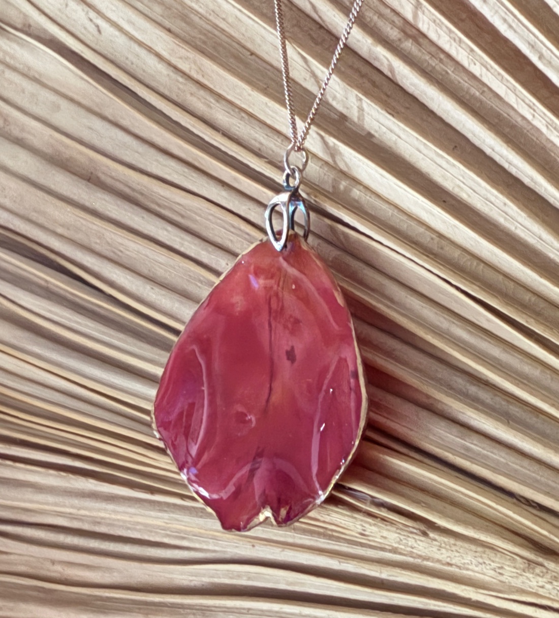 Pandantiv petala de trandafir cu montura argint 925 - bijuterii - coliere - pandative - Artynos.ro Pandantiv petala de trandafir cu montura argint 925 - bijuterii - coliere - pandative - Artynos.ro