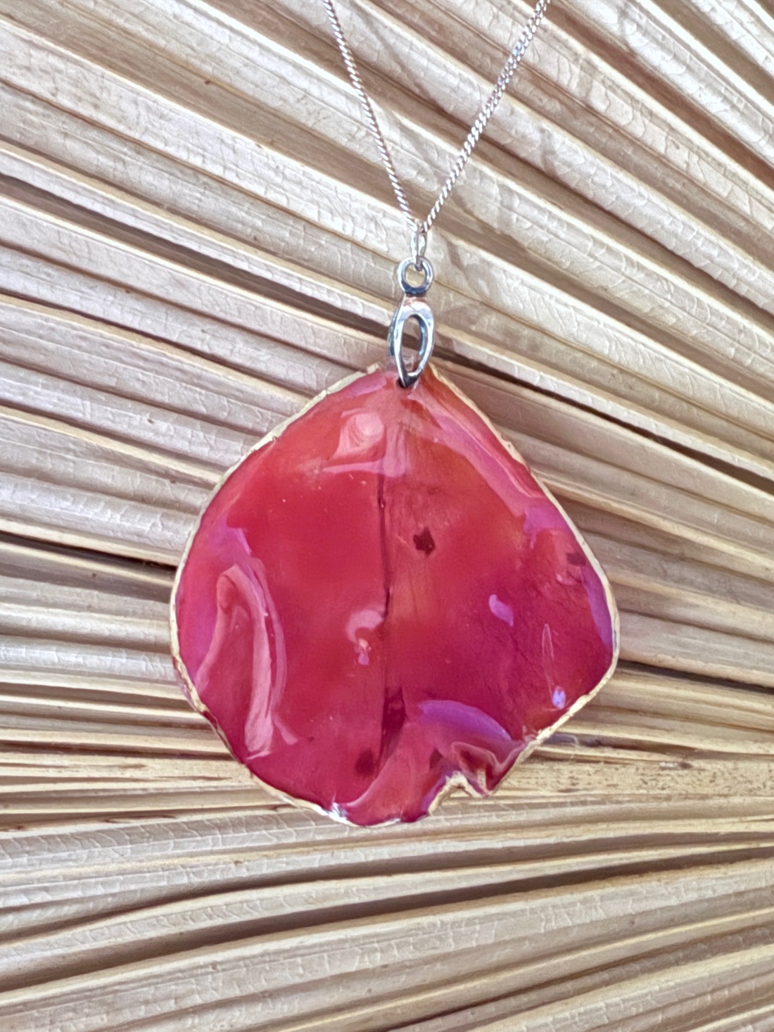 Pandantiv petala de trandafir cu montura argint 925 - bijuterii - coliere - pandative - Artynos.ro Pandantiv petala de trandafir cu montura argint 925 - bijuterii - coliere - pandative - Artynos.ro