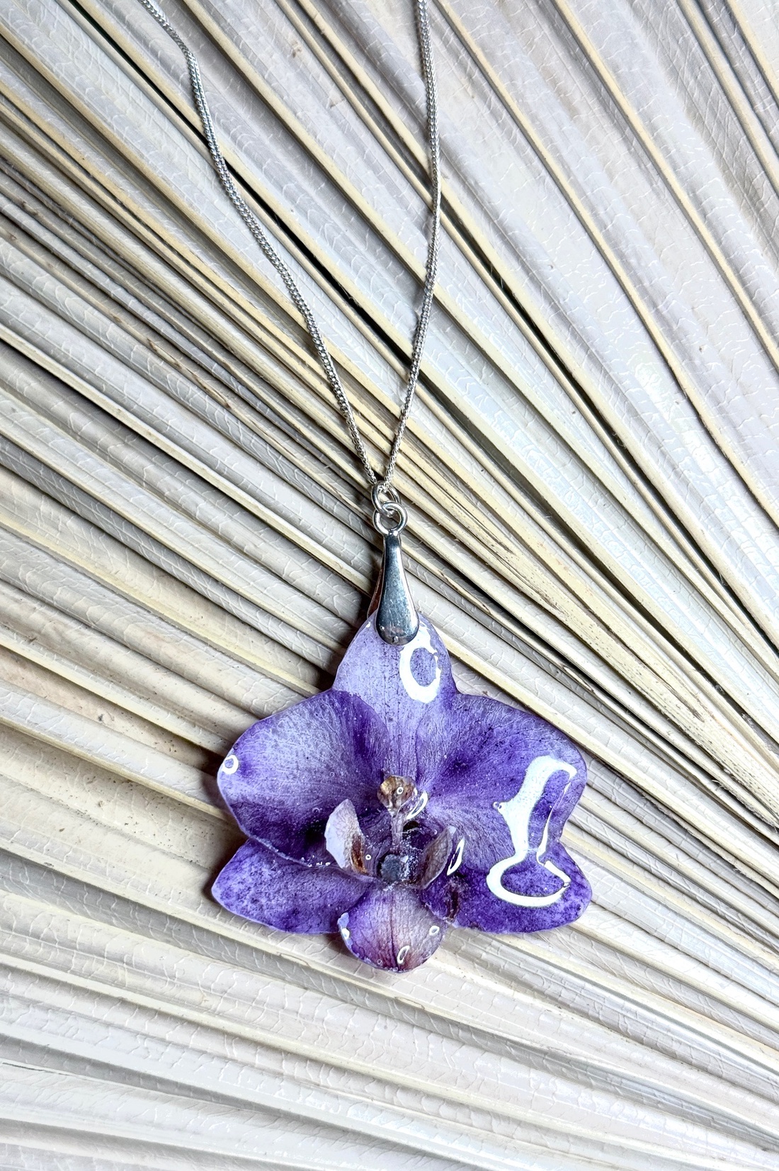 Pandantiv orhidee in rasina uv cu montura argint 925 - bijuterii - coliere - pandative - Artynos.ro Pandantiv orhidee in rasina uv cu montura argint 925 - bijuterii - coliere - pandative - Artynos.ro