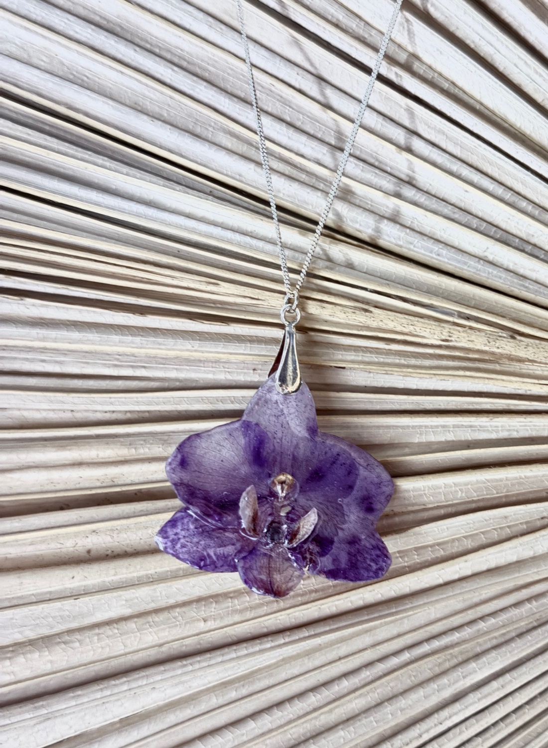 Pandantiv orhidee in rasina uv cu montura argint 925 - bijuterii - coliere - pandative - Artynos.ro Pandantiv orhidee in rasina uv cu montura argint 925 - bijuterii - coliere - pandative - Artynos.ro