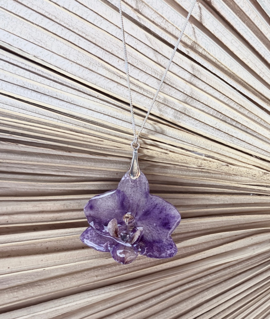 Pandantiv orhidee in rasina uv cu montura argint 925 - bijuterii - coliere - pandative - Artynos.ro Pandantiv orhidee in rasina uv cu montura argint 925 - bijuterii - coliere - pandative - Artynos.ro