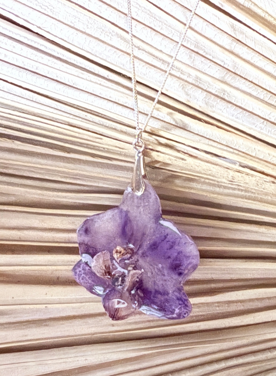 Pandantiv orhidee in rasina uv cu montura argint 925 - bijuterii - coliere - pandative - Artynos.ro Pandantiv orhidee in rasina uv cu montura argint 925 - bijuterii - coliere - pandative - Artynos.ro