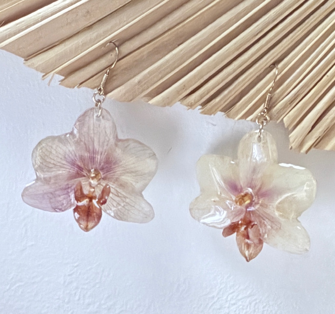 Cercei din rasina cu orhidee naturala si montura argint 925 - bijuterii - cercei din rășină - Artynos.ro Cercei din rasina cu orhidee naturala si montura argint 925 - bijuterii - cercei din rășină - Artynos.ro