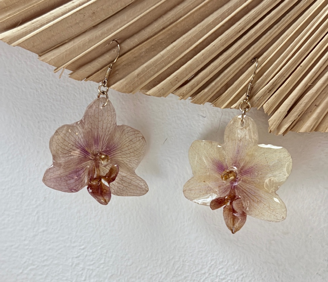 Cercei din rasina cu orhidee naturala si montura argint 925 - bijuterii - cercei din rășină - Artynos.ro Cercei din rasina cu orhidee naturala si montura argint 925 - bijuterii - cercei din rășină - Artynos.ro
