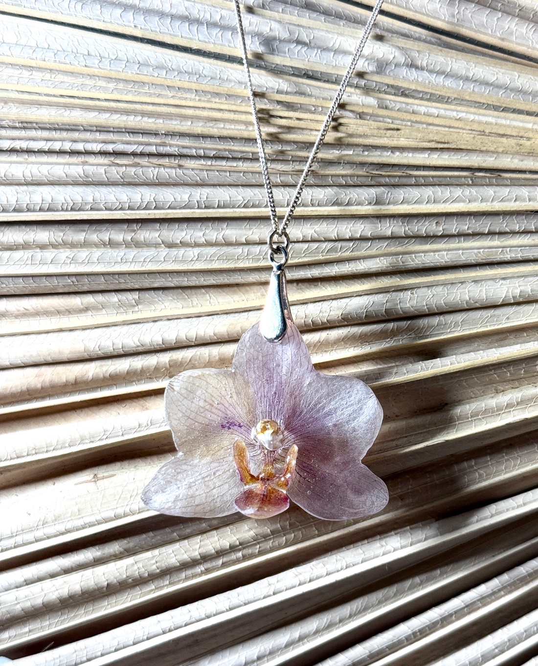 Pandantiv orhidee ivoire in rasina uv cu montura argint 925 - accesorii nuntă - bijuterii mireasă - colier mireasă - Artynos.ro Pandantiv orhidee ivoire in rasina uv cu montura argint 925 - accesorii nuntă - bijuterii mireasă - colier mireasă - Artynos.ro