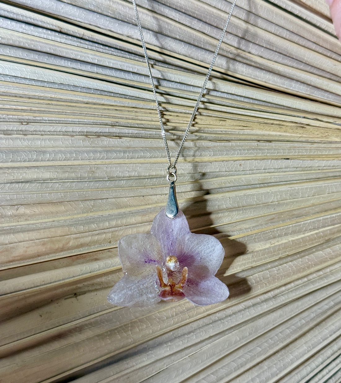 Pandantiv orhidee ivoire in rasina uv cu montura argint 925 - accesorii nuntă - bijuterii mireasă - colier mireasă - Artynos.ro Pandantiv orhidee ivoire in rasina uv cu montura argint 925 - accesorii nuntă - bijuterii mireasă - colier mireasă - Artynos.ro