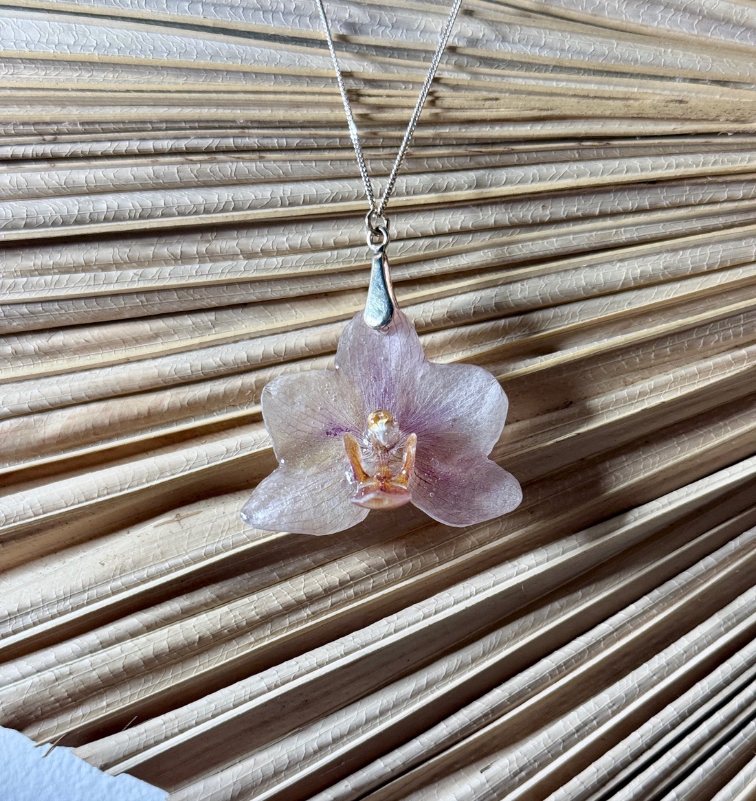 Pandantiv orhidee ivoire in rasina uv cu montura argint 925 - accesorii nuntă - bijuterii mireasă - colier mireasă - Artynos.ro Pandantiv orhidee ivoire in rasina uv cu montura argint 925 - accesorii nuntă - bijuterii mireasă - colier mireasă - Artynos.ro