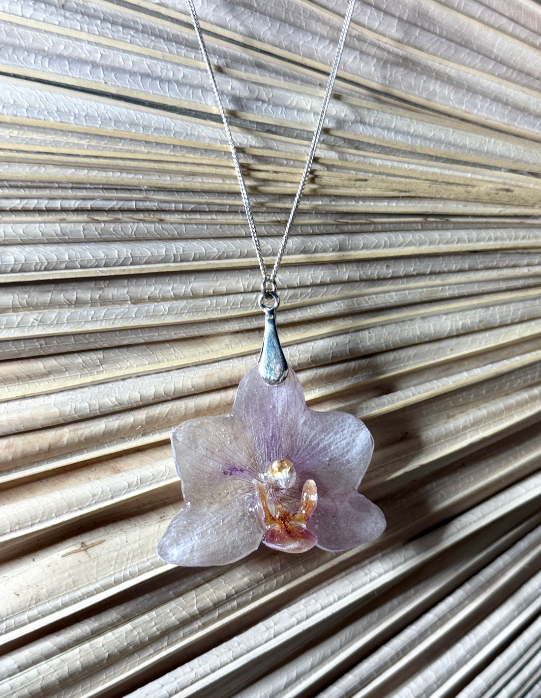 Pandantiv orhidee ivoire in rasina uv cu montura argint 925 - accesorii nuntă - bijuterii mireasă - colier mireasă - Artynos.ro Pandantiv orhidee ivoire in rasina uv cu montura argint 925 - accesorii nuntă - bijuterii mireasă - colier mireasă - Artynos.ro