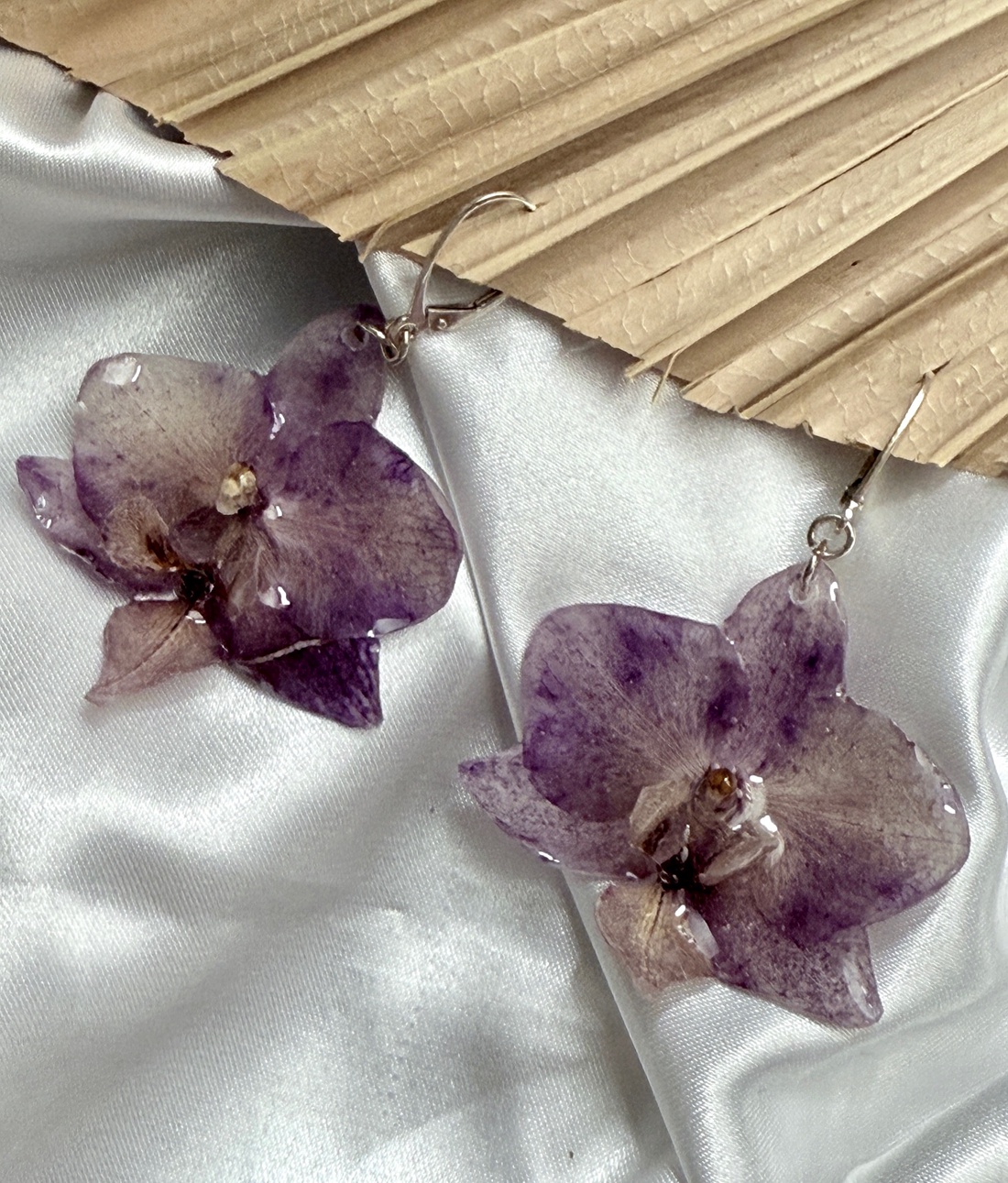 Cercei orhidee mini naturali în rășină montura argint farmec delicat al florilor presate - bijuterii - cercei din argint - Artynos.ro Cercei orhidee mini naturali în rășină montura argint farmec delicat al florilor presate - bijuterii - cercei din argint - Artynos.ro