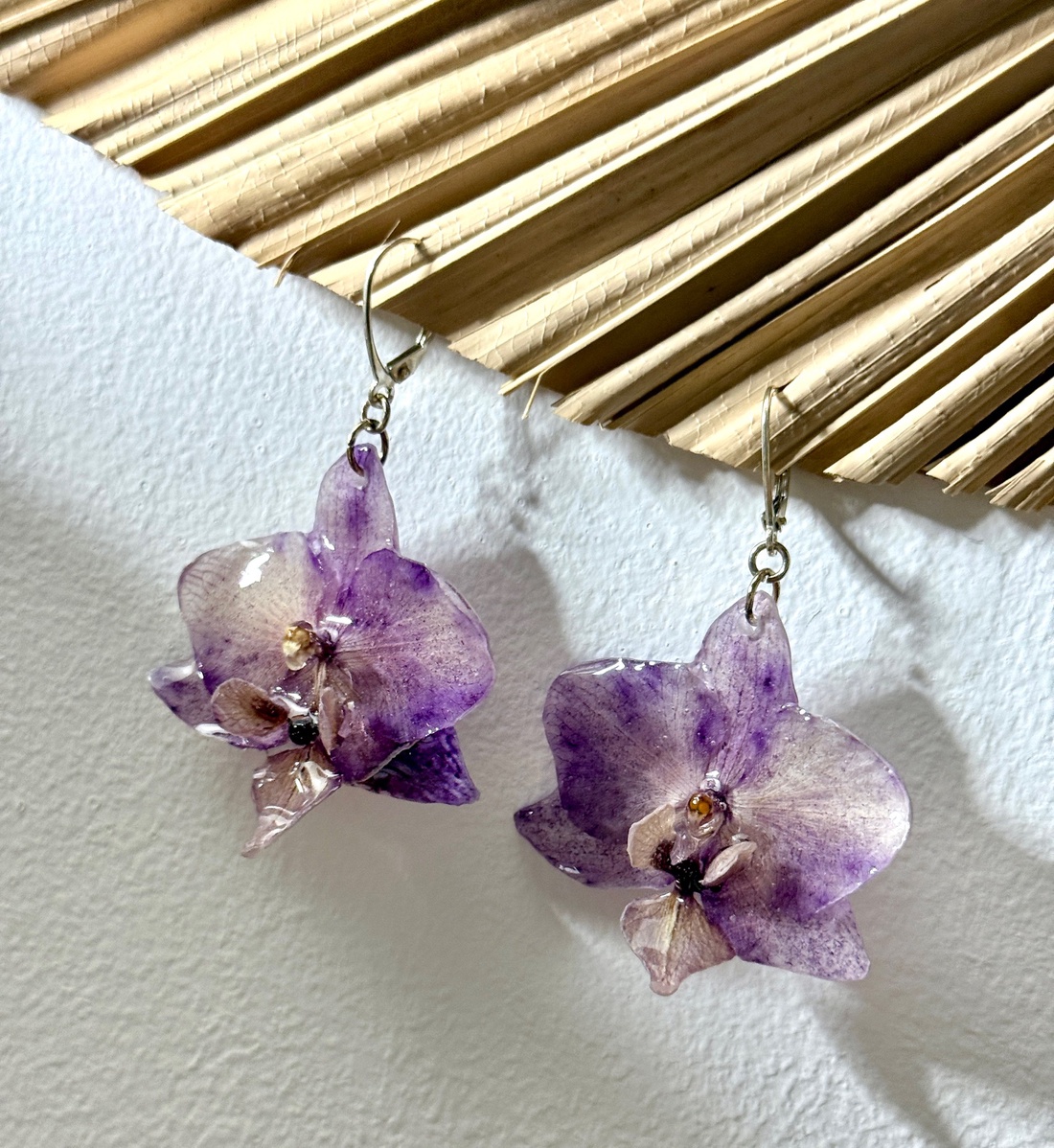 Cercei orhidee mini naturali în rășină montura argint farmec delicat al florilor presate - bijuterii - cercei din argint - Artynos.ro Cercei orhidee mini naturali în rășină montura argint farmec delicat al florilor presate - bijuterii - cercei din argint - Artynos.ro