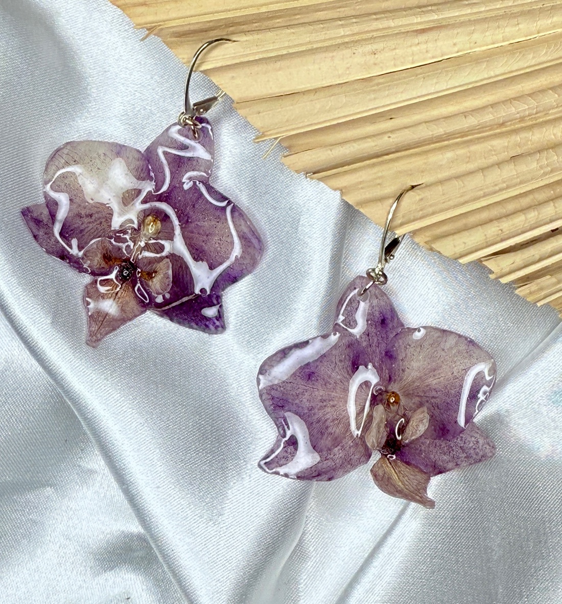 Cercei orhidee mini naturali în rășină montura argint farmec delicat al florilor presate - bijuterii - cercei din argint - Artynos.ro Cercei orhidee mini naturali în rășină montura argint farmec delicat al florilor presate - bijuterii - cercei din argint - Artynos.ro