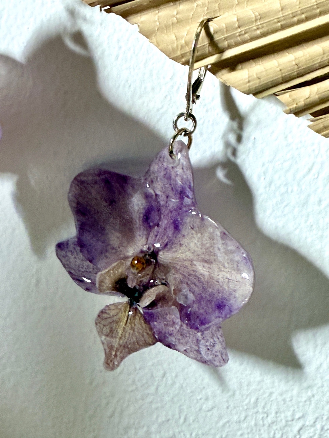 Cercei orhidee mini naturali în rășină montura argint farmec delicat al florilor presate - bijuterii - cercei din argint - Artynos.ro Cercei orhidee mini naturali în rășină montura argint farmec delicat al florilor presate - bijuterii - cercei din argint - Artynos.ro