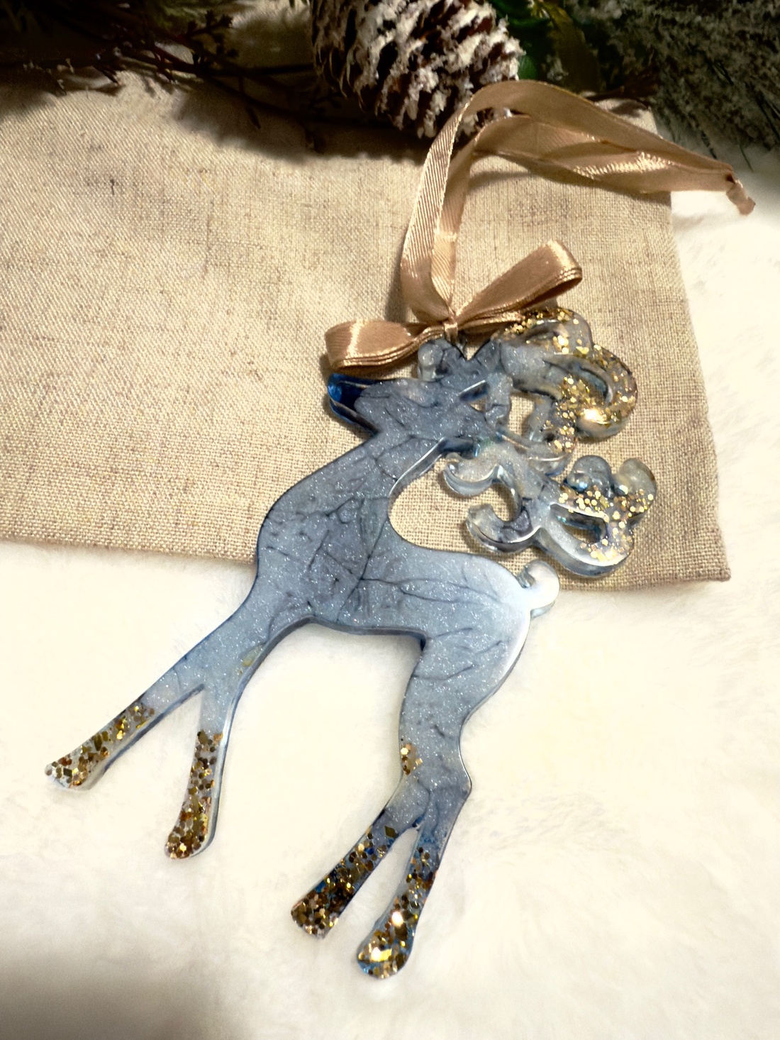 Ren Albastru cu Accente de Sclipici  Decor Elegant de Iarnă - crăciun - decorațiuni de crăciun de casă - globuri de crăciun - Artynos.ro