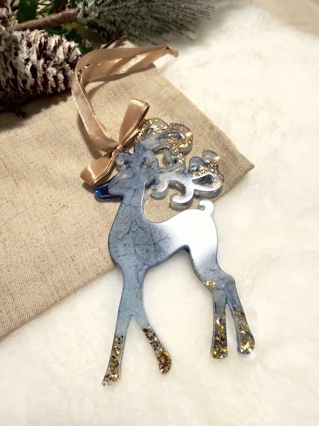 Ren Albastru cu Accente de Sclipici  Decor Elegant de Iarnă - crăciun - decorațiuni de crăciun de casă - globuri de crăciun - Artynos.ro