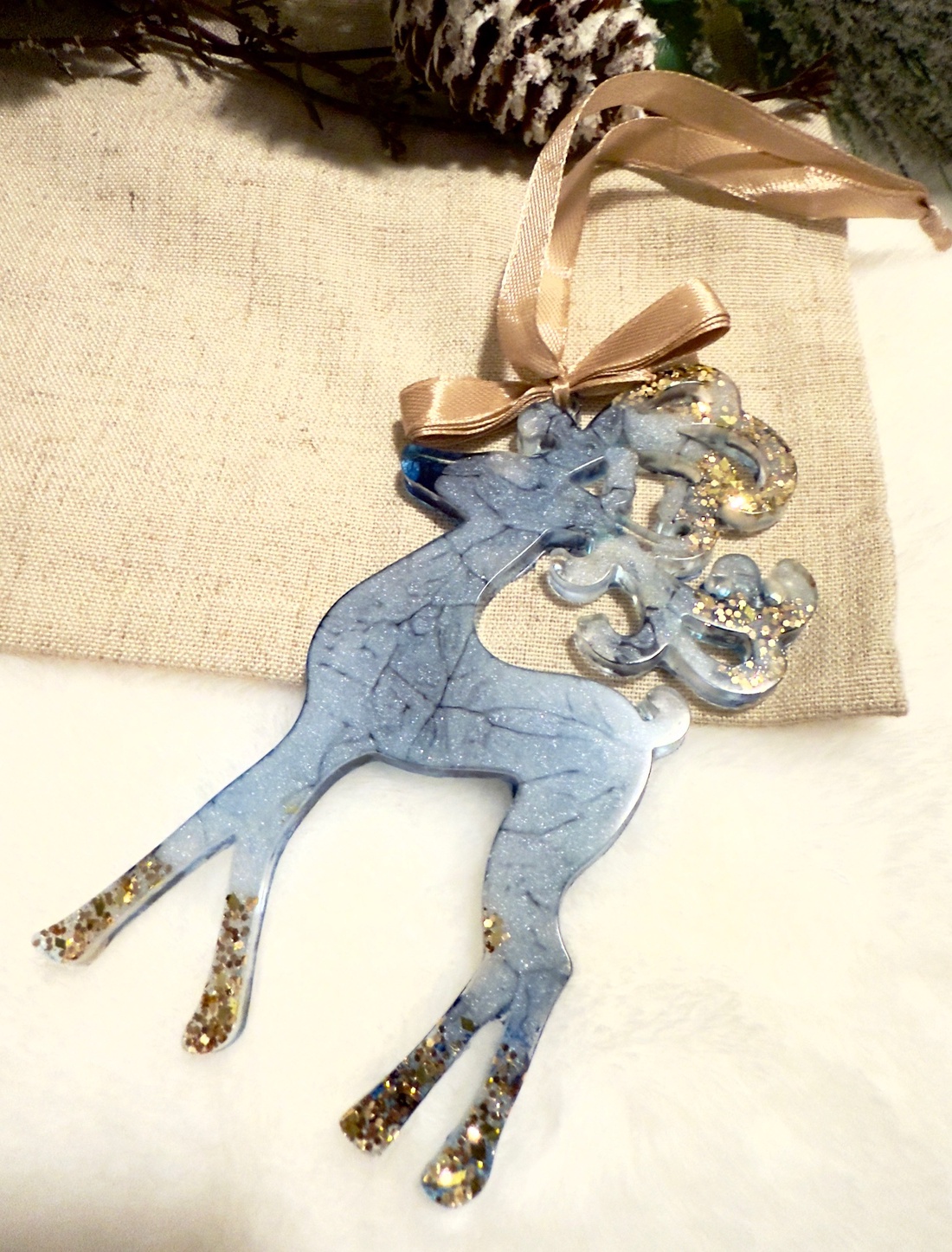 Ren Albastru cu Accente de Sclipici  Decor Elegant de Iarnă - crăciun - decorațiuni de crăciun de casă - globuri de crăciun - Artynos.ro