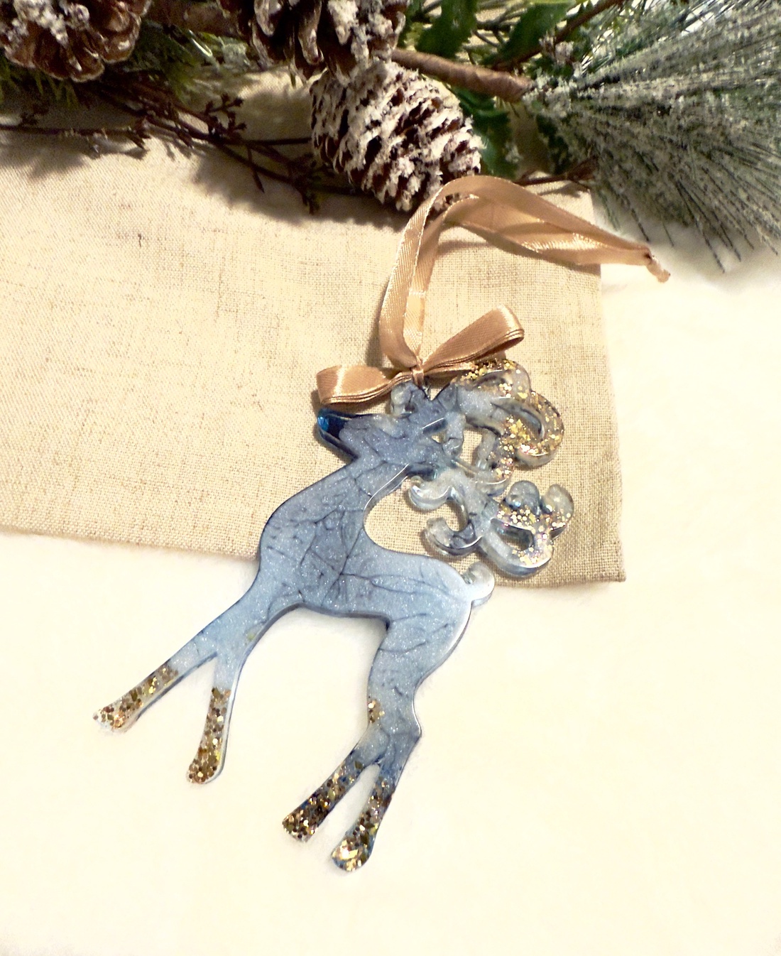 Ren Albastru cu Accente de Sclipici  Decor Elegant de Iarnă - crăciun - decorațiuni de crăciun de casă - globuri de crăciun - Artynos.ro