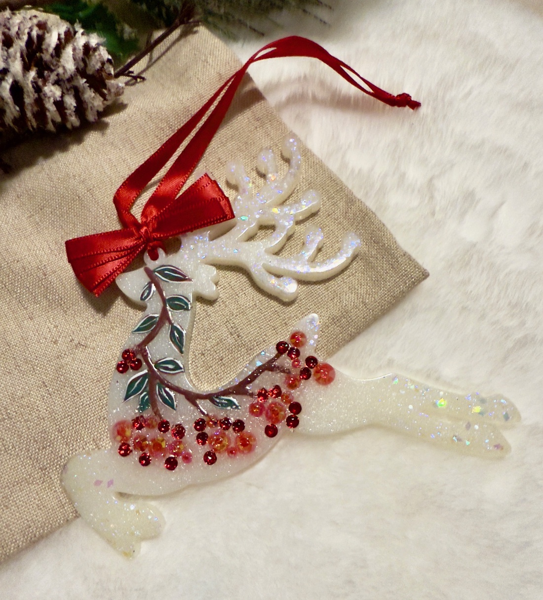 Ren rasina cu Detalii rosii Ornament Handmade - crăciun - decorațiuni de crăciun de casă - globuri de crăciun - Artynos.ro